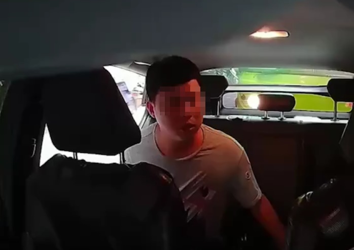 醉男態度囂張，除了搶奪手機還動手毆打司機，而司機嚇到哭喊「你快下去，我不收你錢」。（翻攝自網路）