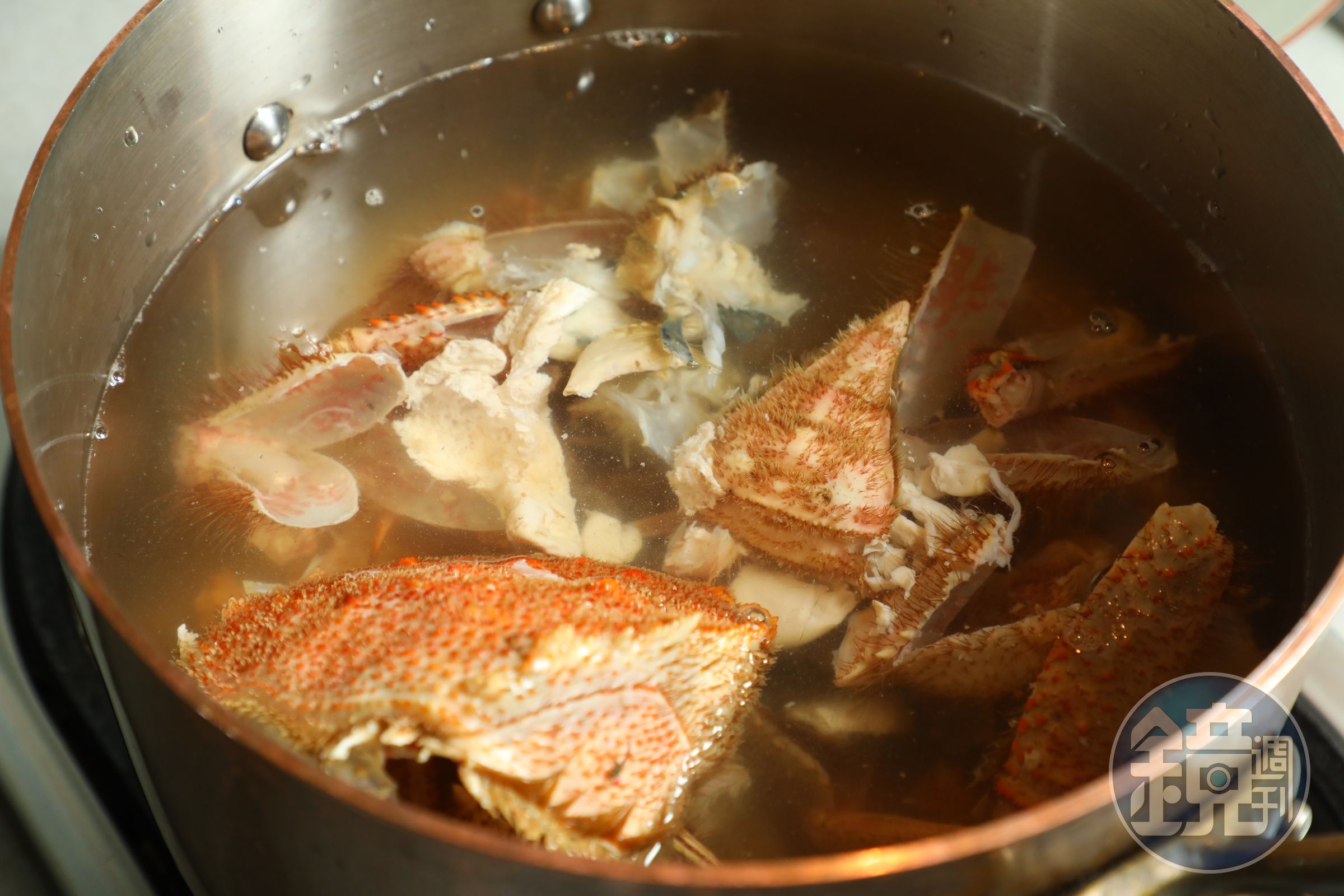 拆肉剩下的殼要熬湯。