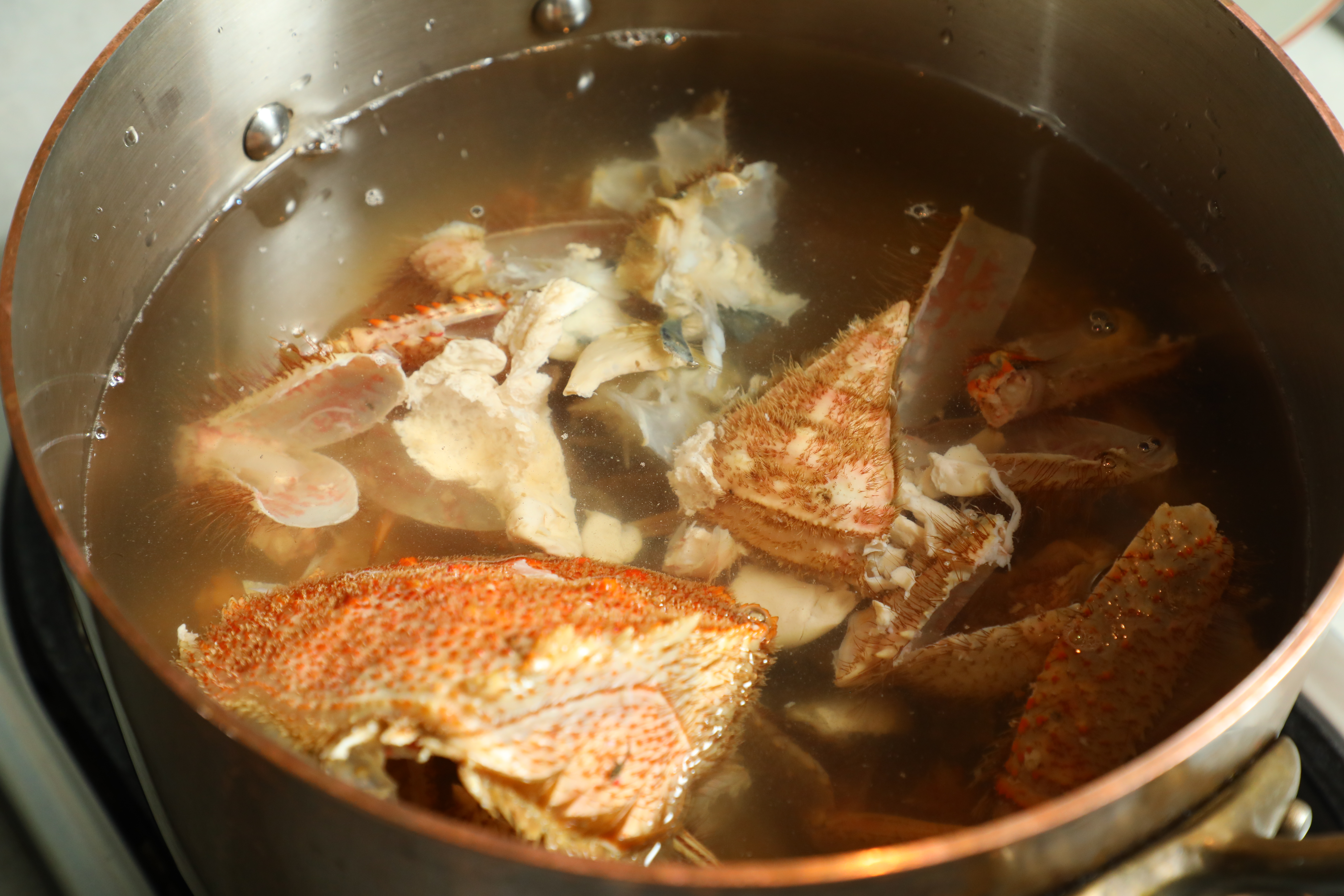 拆肉剩下的殼要熬湯。