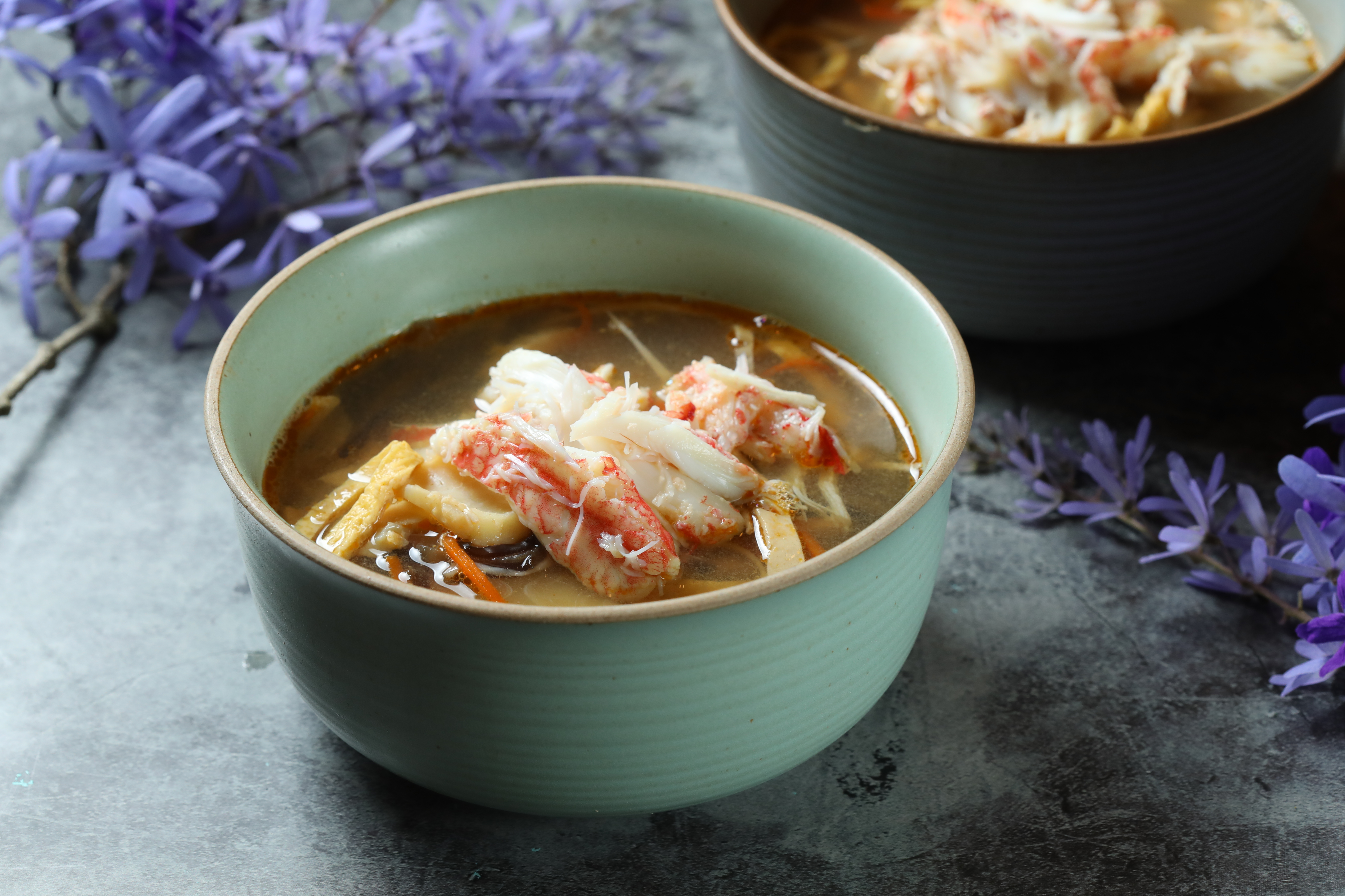 您看看「毛蟹酸辣湯」中那漂亮的蟹肉，可全都是手工取的肉。