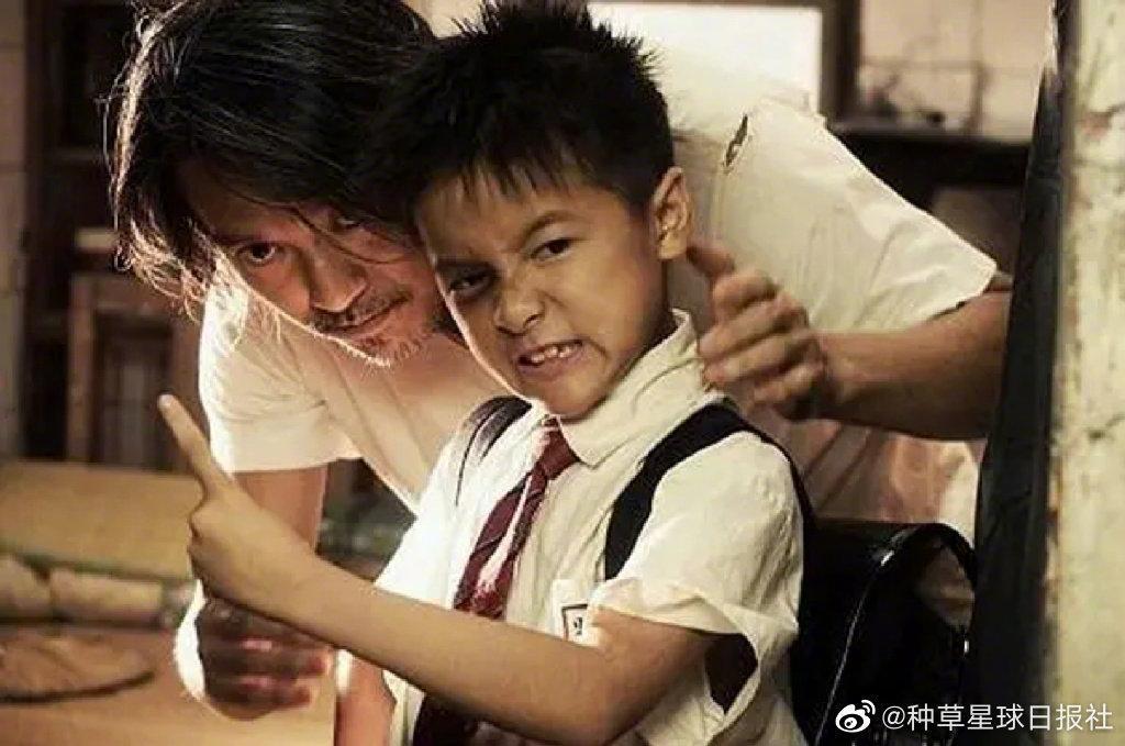 在周星馳的《長江七號》中,徐嬌與周星馳扮演父子,搞笑之餘也賺人眼淚。(微博圖片)