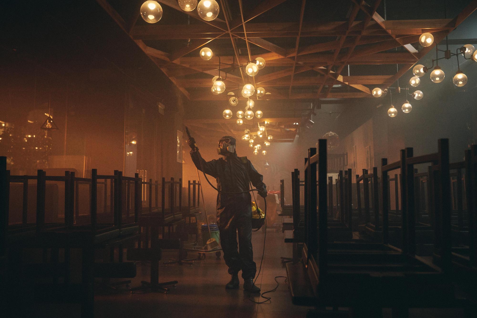 《窄路微塵》聚焦疫情下香港小人物的故事,傳遞普世情感。(佳映娛樂提供)