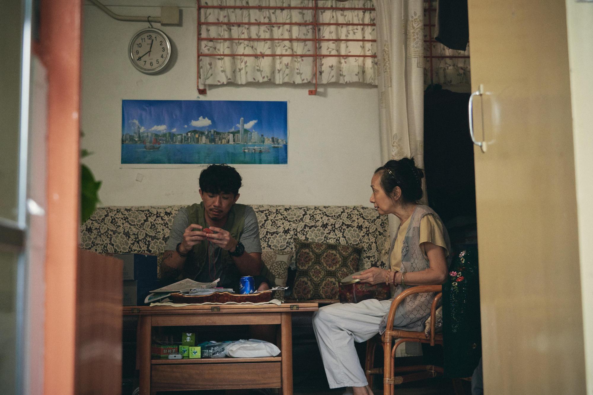 受到疫情影響，「窄哥」張繼聰（左）與媽媽的居所也大費周章才找到適合的場景。 （佳映娛樂提供）