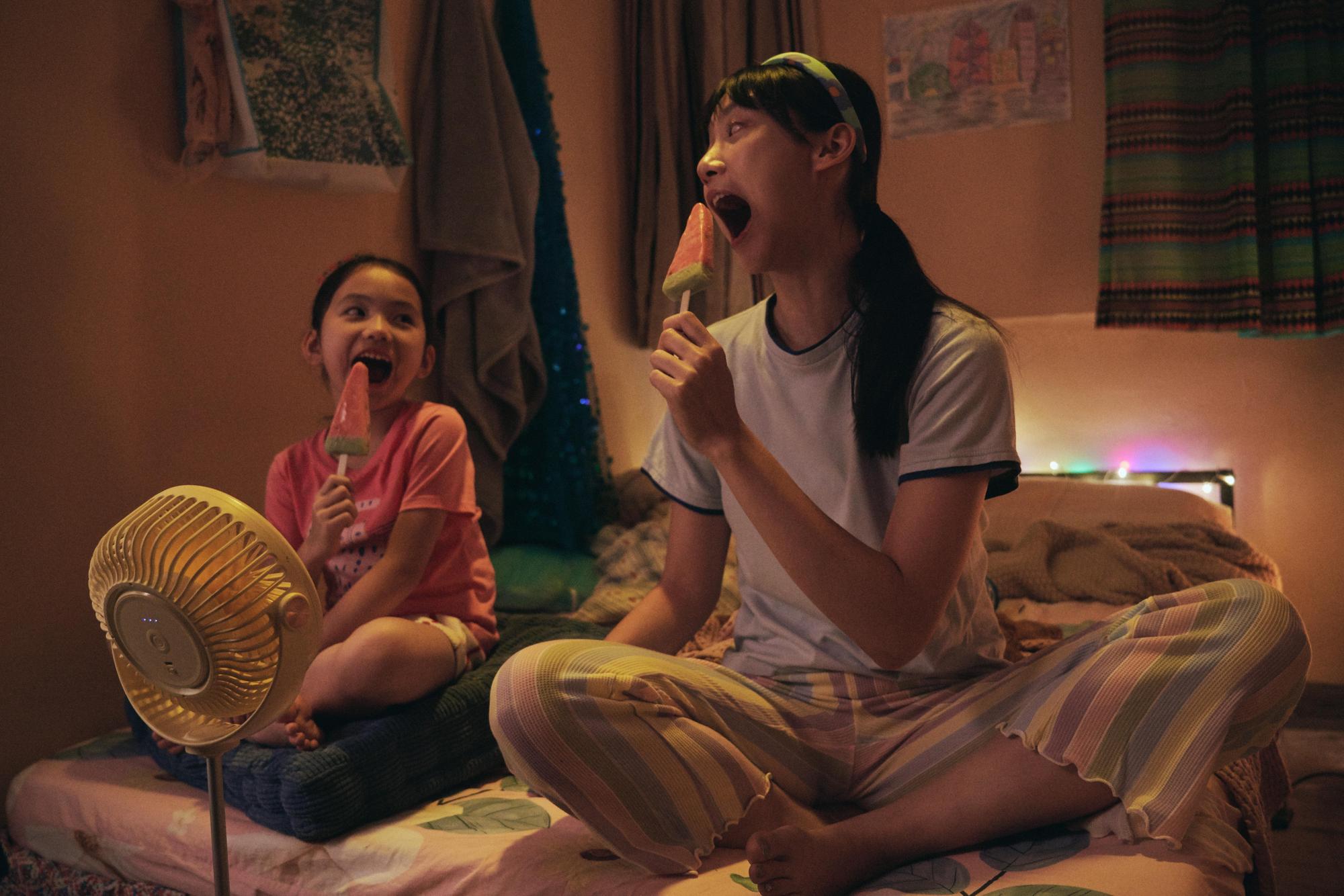 袁澧林(右)和董安娜(左)飾演母女,兩人的互動樸實自然。(佳映娛樂提供)