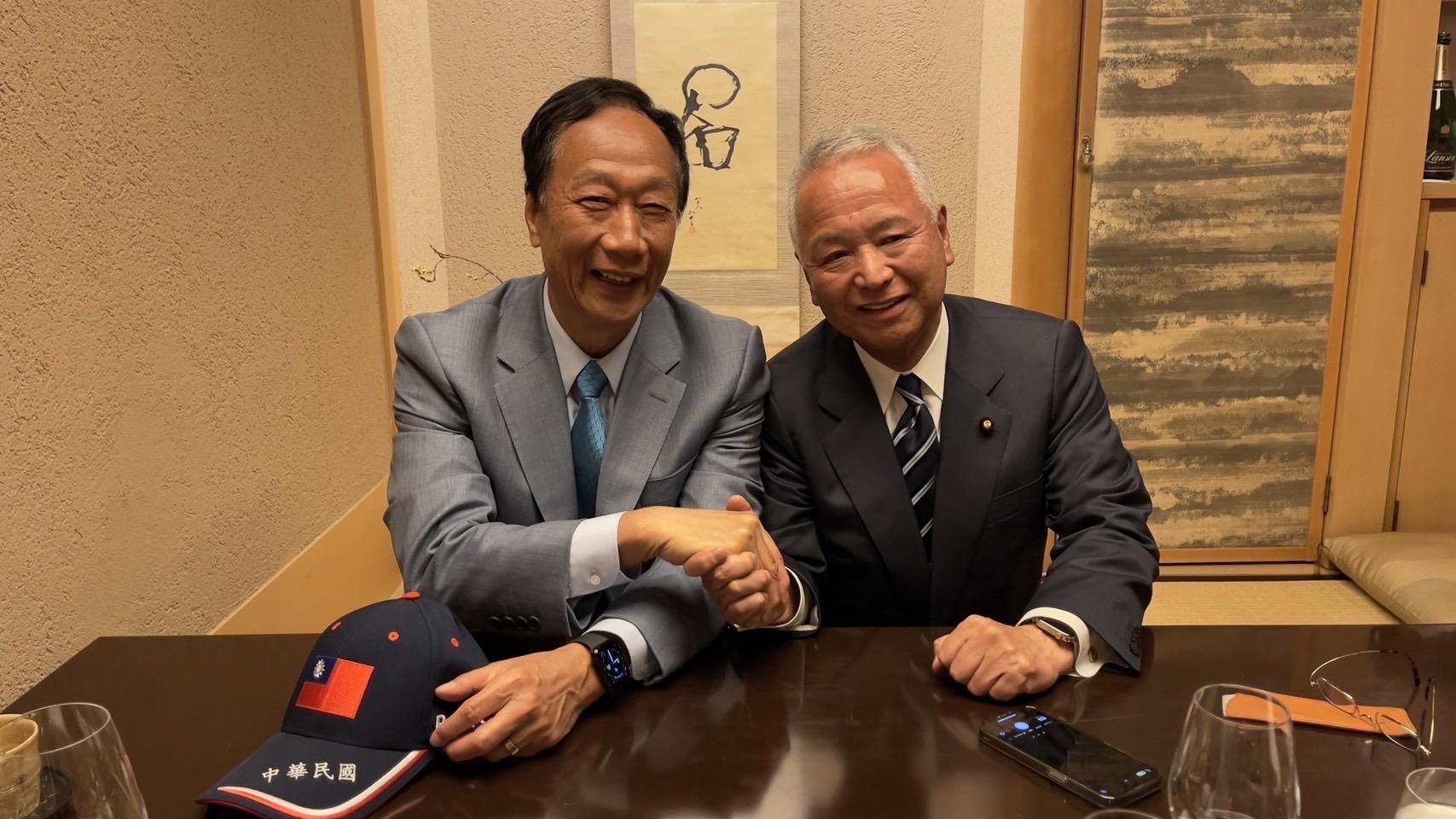 郭台銘訪日第一天晚上與前自由民主黨幹事長、眾議員甘利明共進晚餐。（翻攝自郭台銘臉書）