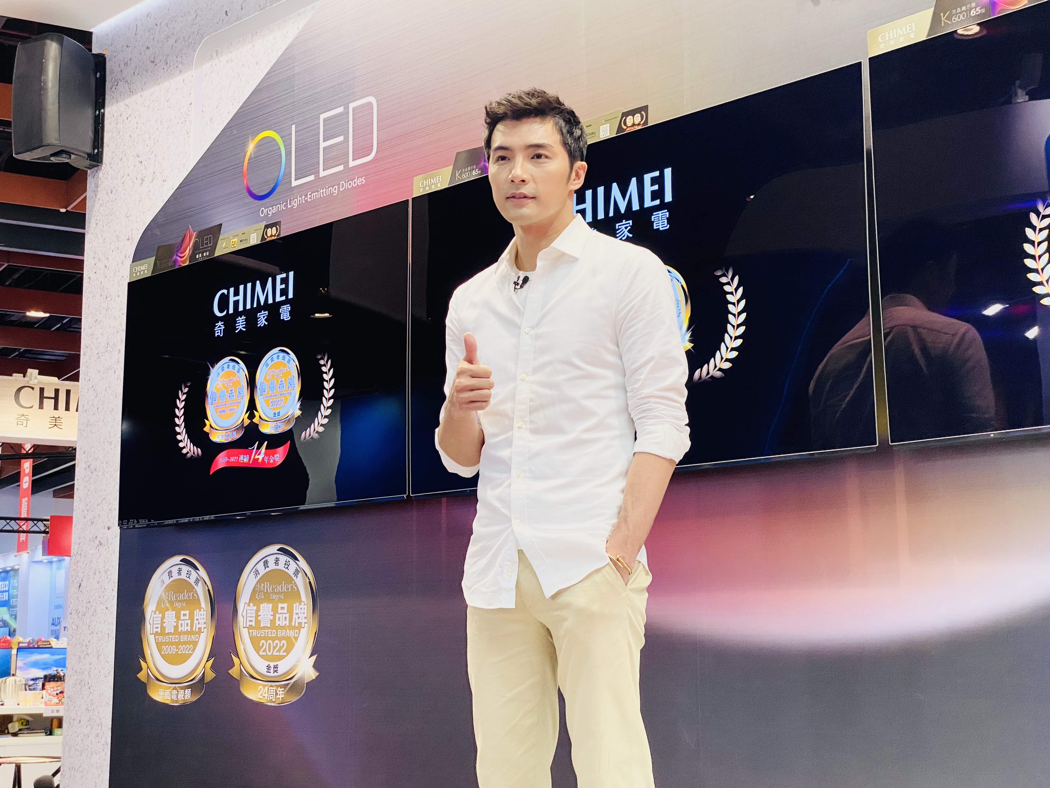 賀軍翔今為代言奇美電器品牌在展場站台。