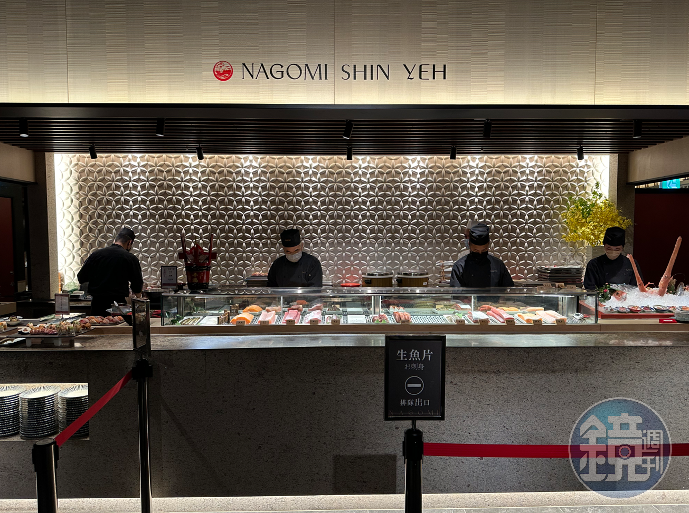 一進到餐廳，就能看到「軍火庫」生魚片區。