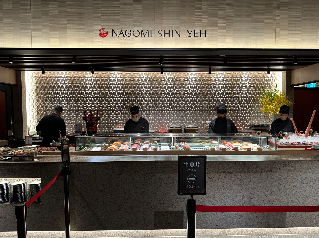 一進到餐廳,就能看到「軍火庫」生魚片區。