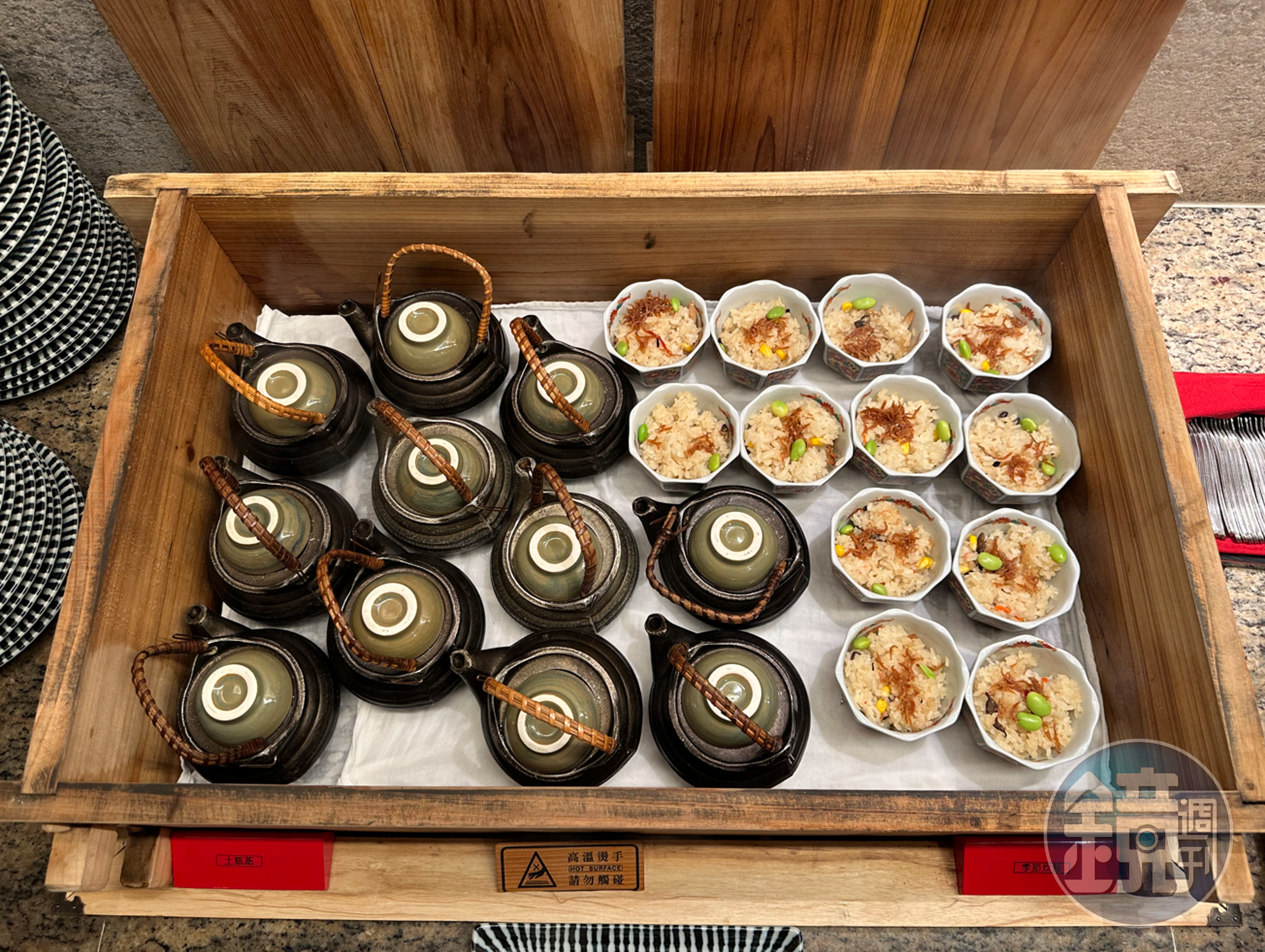 「土瓶蒸」裡的干貝昆布湯清澈甘甜，能暖胃，也可清味蕾。