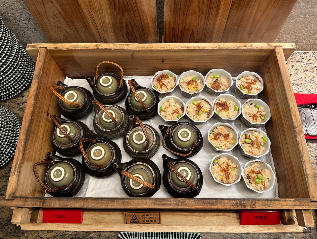 「土瓶蒸」裡的干貝昆布湯清澈甘甜,能暖胃,也可清味蕾。