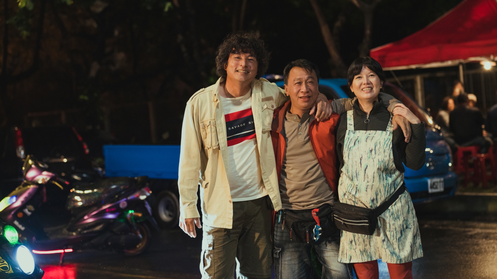 李銘順、游安順、苗可麗等演員在電影實際參與鐵皮屋搭建過程。(大慕影藝、華映娛樂提供)