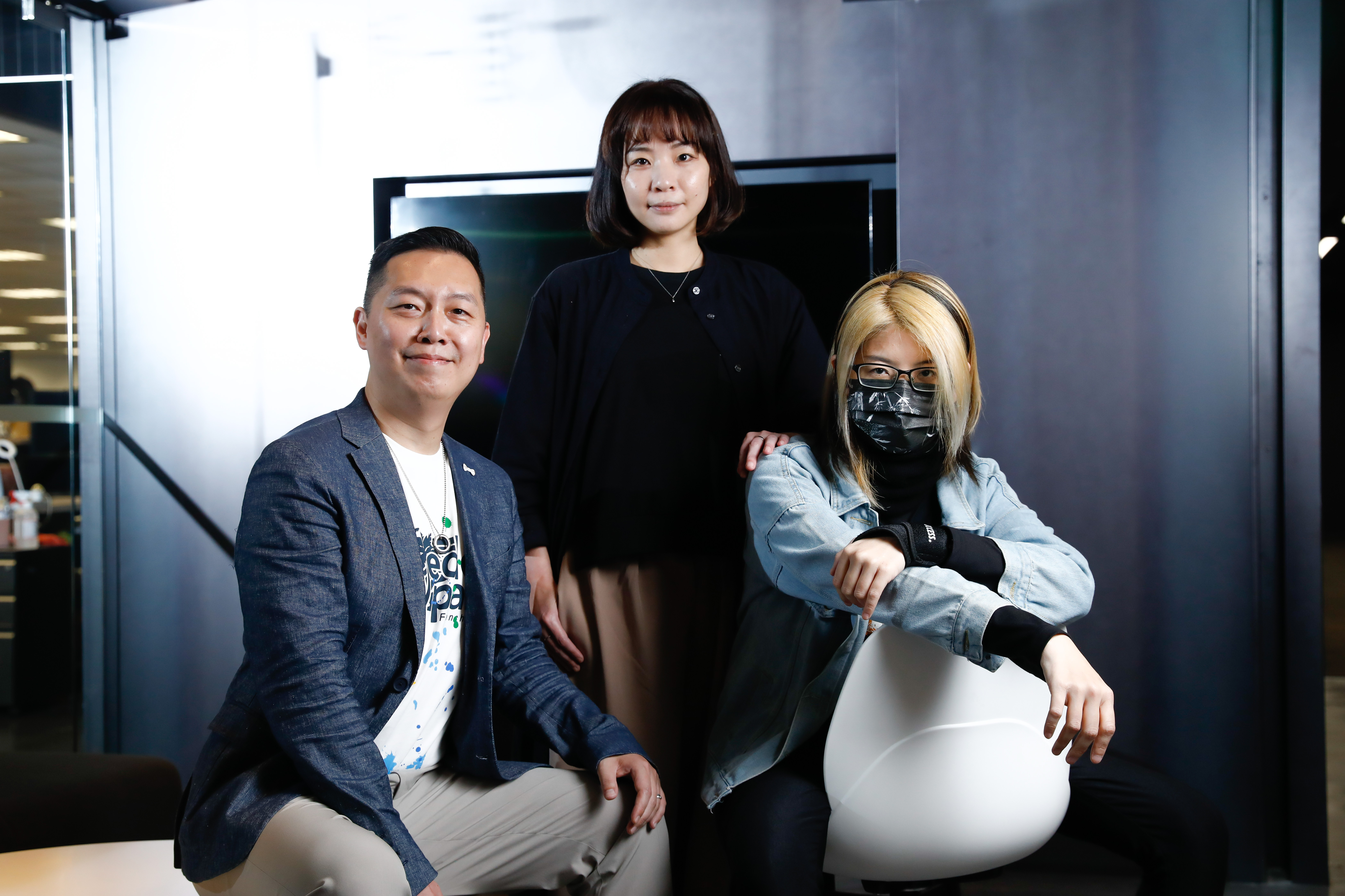 橘子集團原創中心總監胡明顒(左起)、橘子集團IP策略發展部總編輯鄧湘怡及漫畫家狼七。