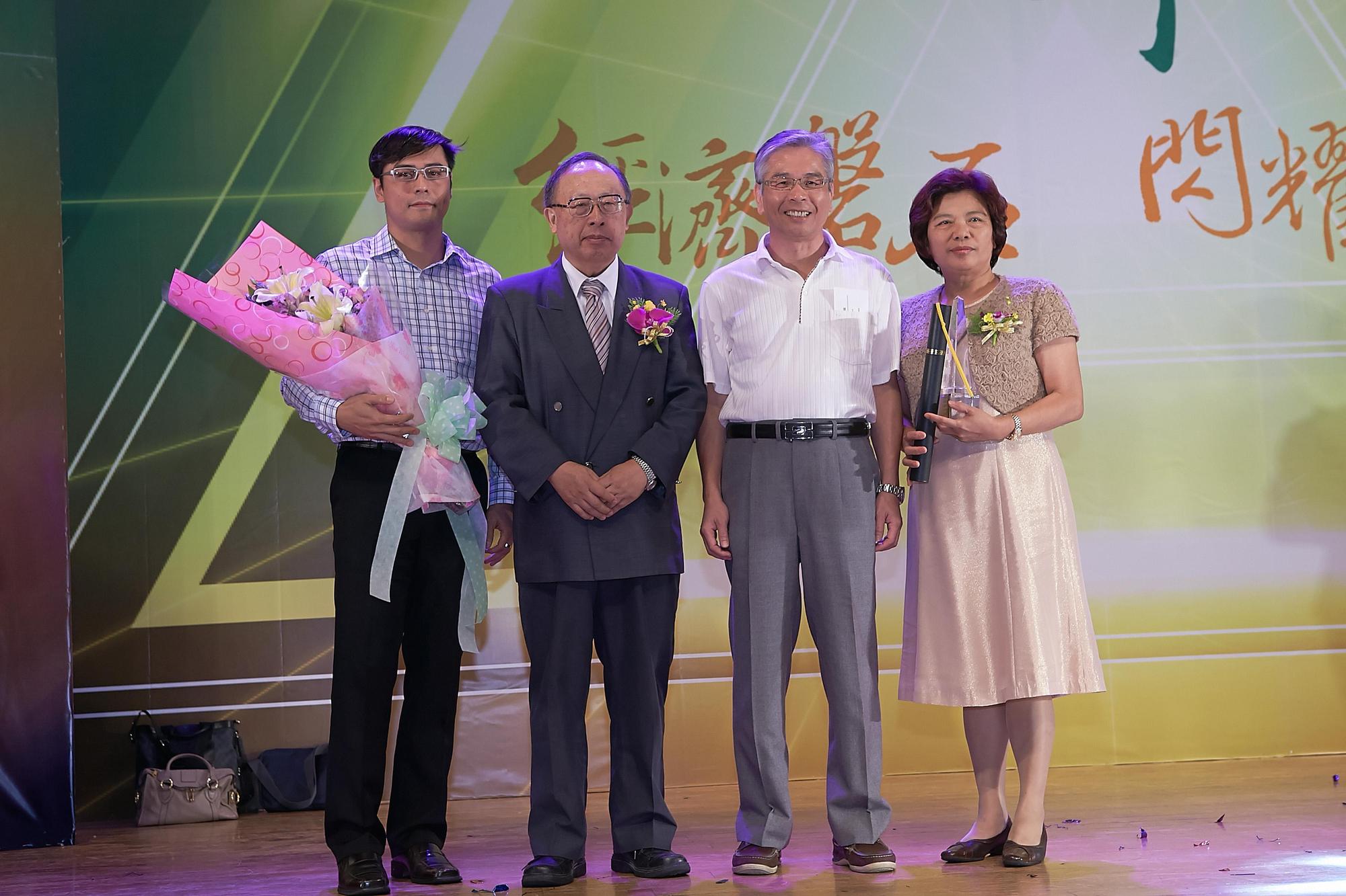 2014年吳仁山（左1）與父親吳辛訓（右2）陪母親李金蘭（右1）領10大傑出創業楷模金峰獎。（南俊提供）
