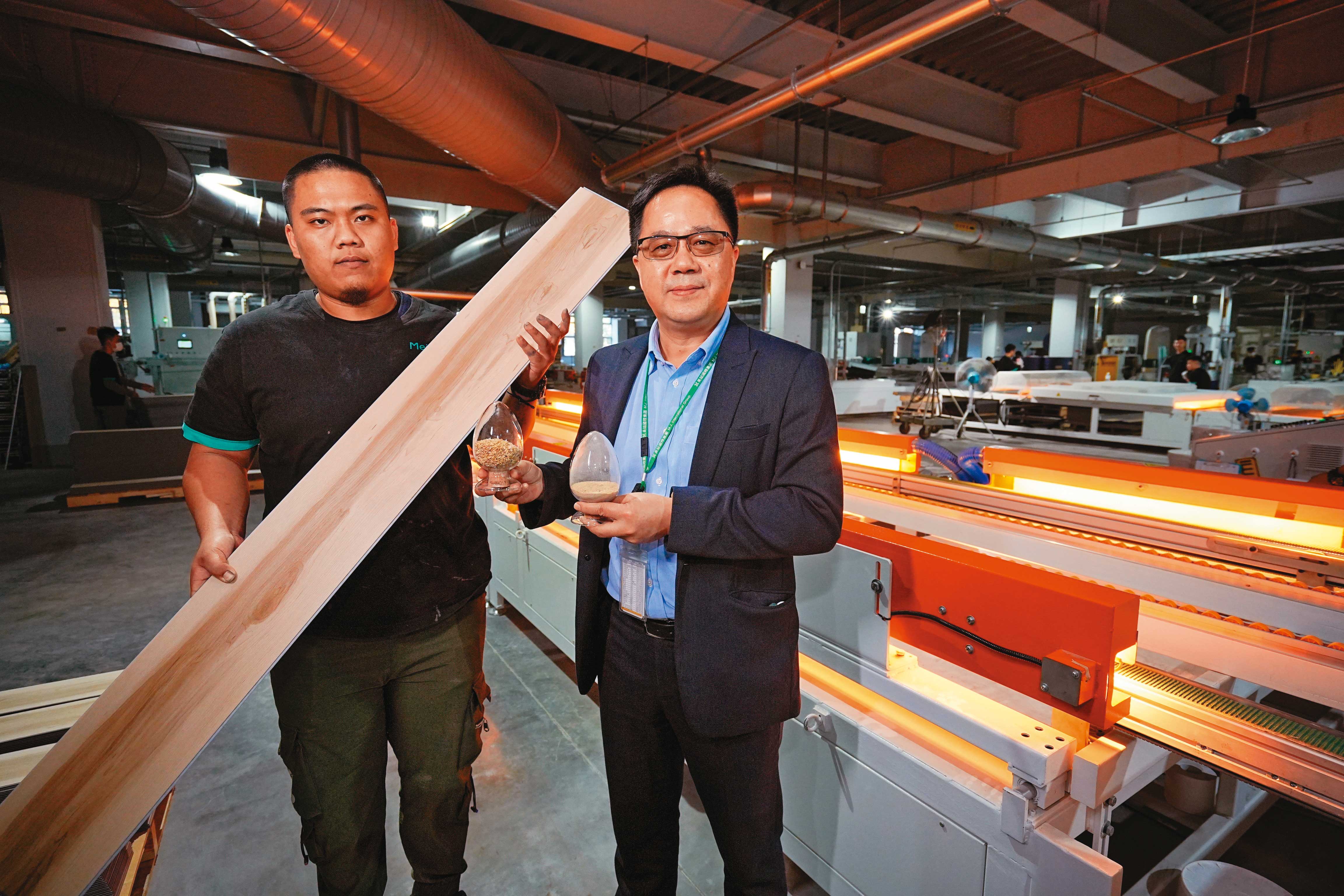美喆領先國內外同業，率先以廢棄稻殼開發出環保稻殼地板。右為美喆總經理王傳漢
