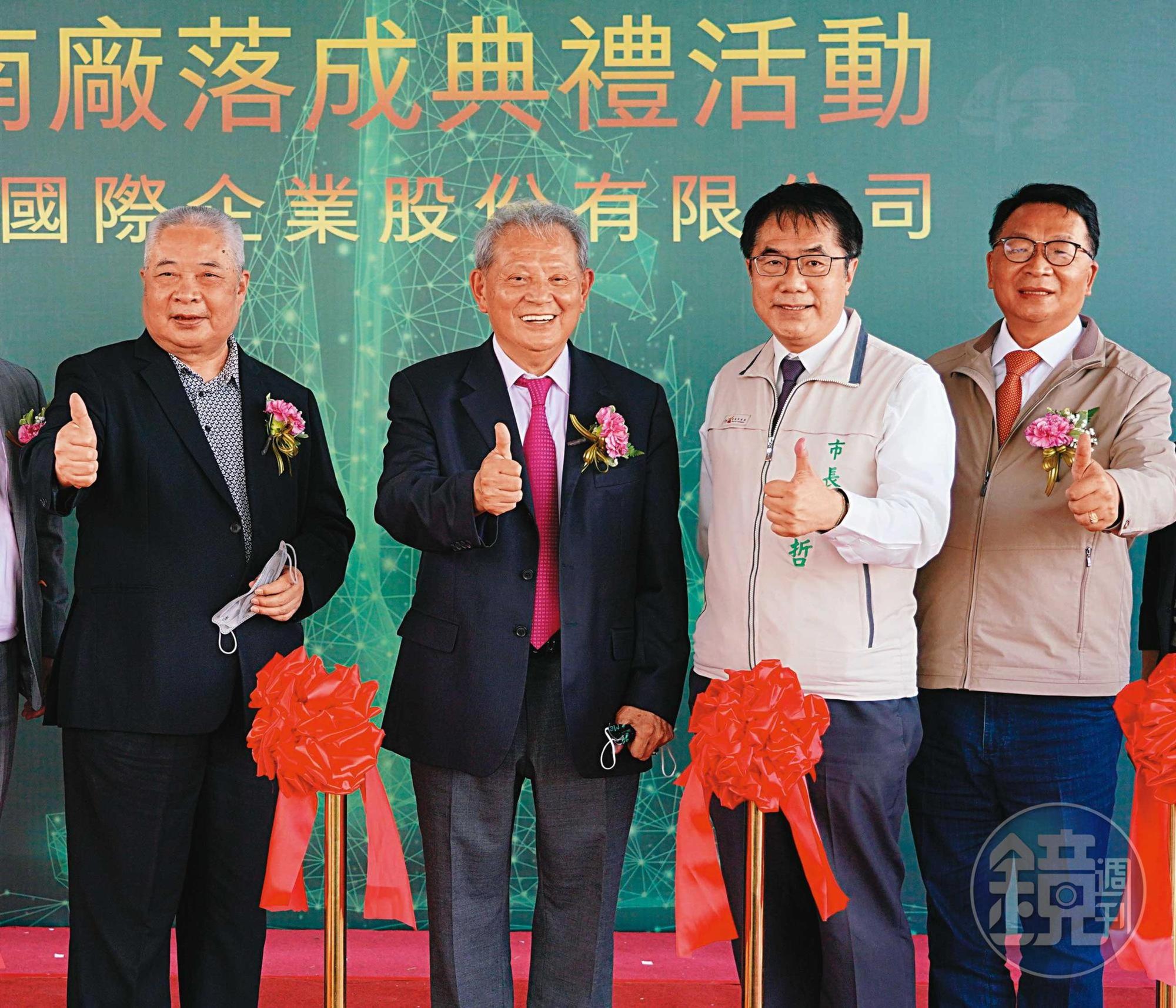 美喆董事長陳本源(左2)打算以稻殼地板等新產品,開拓更多新客戶與新業務。