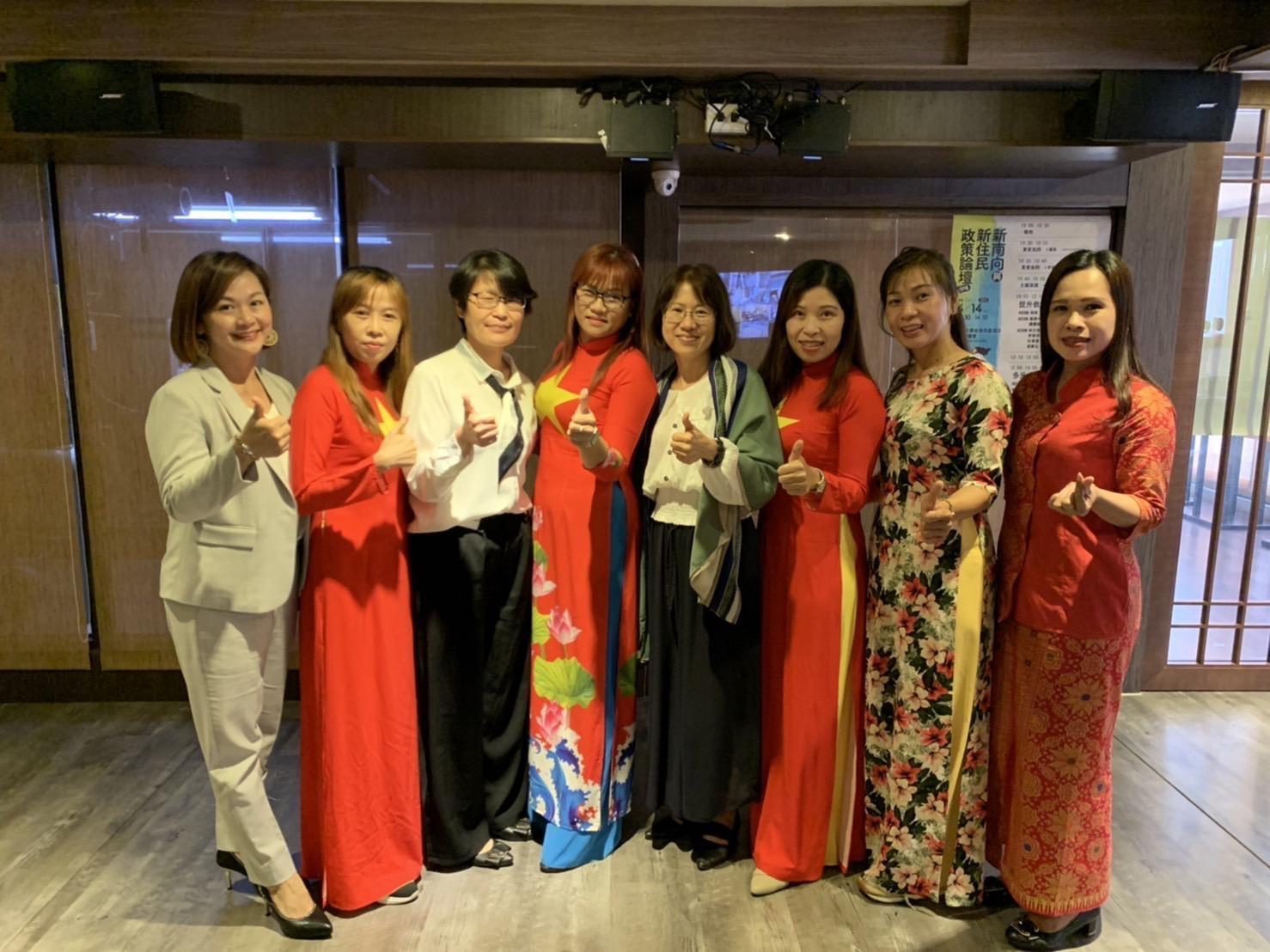 移民署移民事務組組長黃齡玉（右四）、嘉義市服務站主任黃艷薰（左三）和參與的新住民朋友合影。（移民署嘉義市服務站提供）