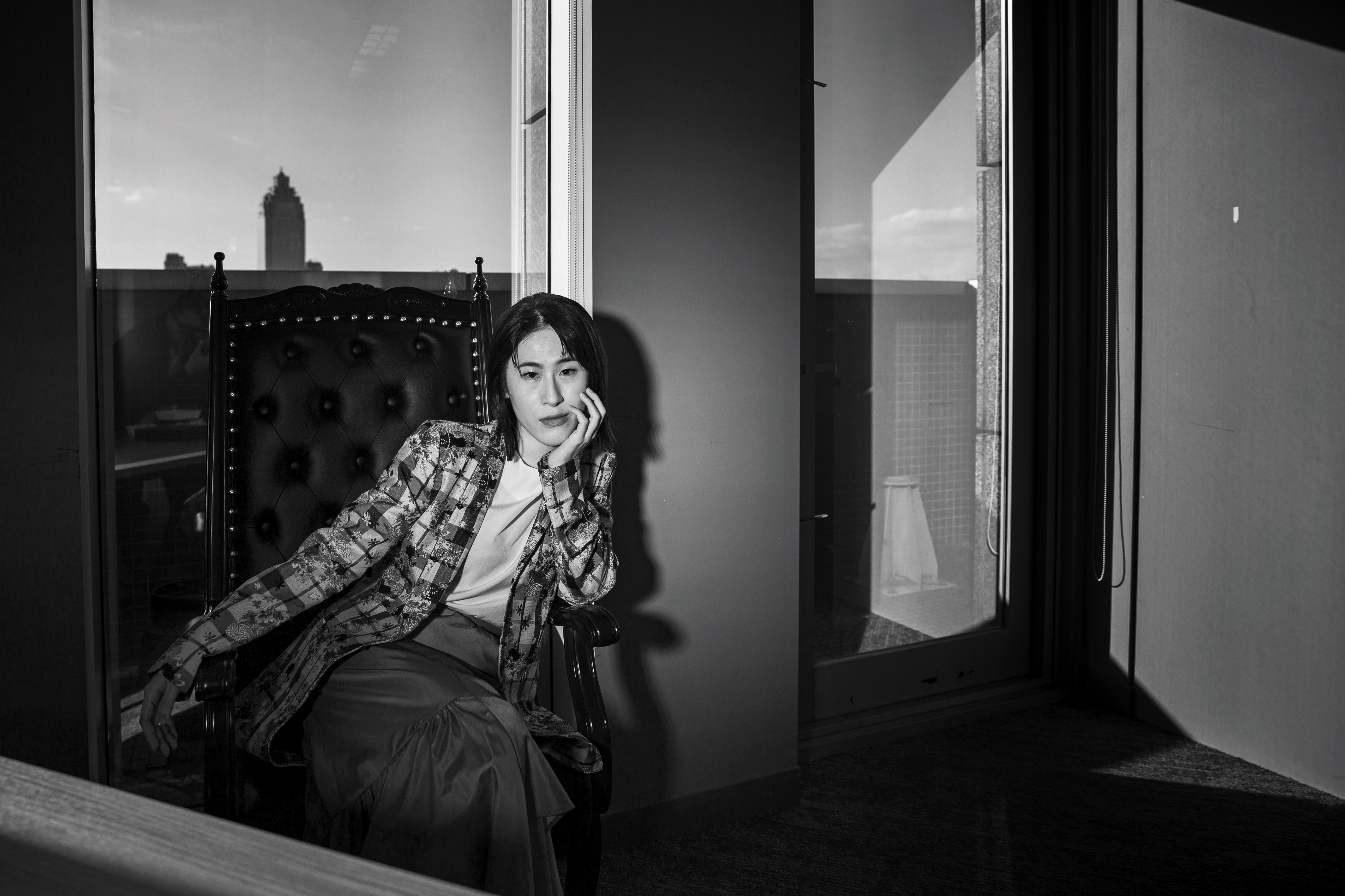 百白除了幕前演出，也是隱藏明星身後的表演指導，她喜歡也擅長喜劇，但非常小心，絕對不以幽默之名踐踏別人。