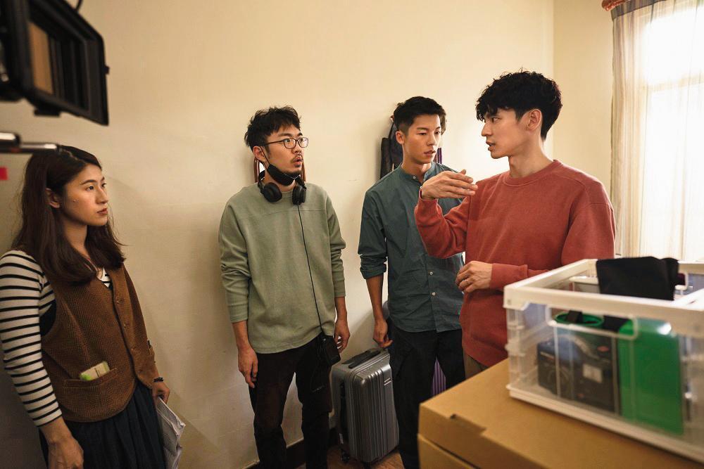 百白（左一）覺得擔任林柏宏（右起）、許光漢的表演指導，是引導他們去導演程偉豪想要的地方。（金盞花大影業提供）