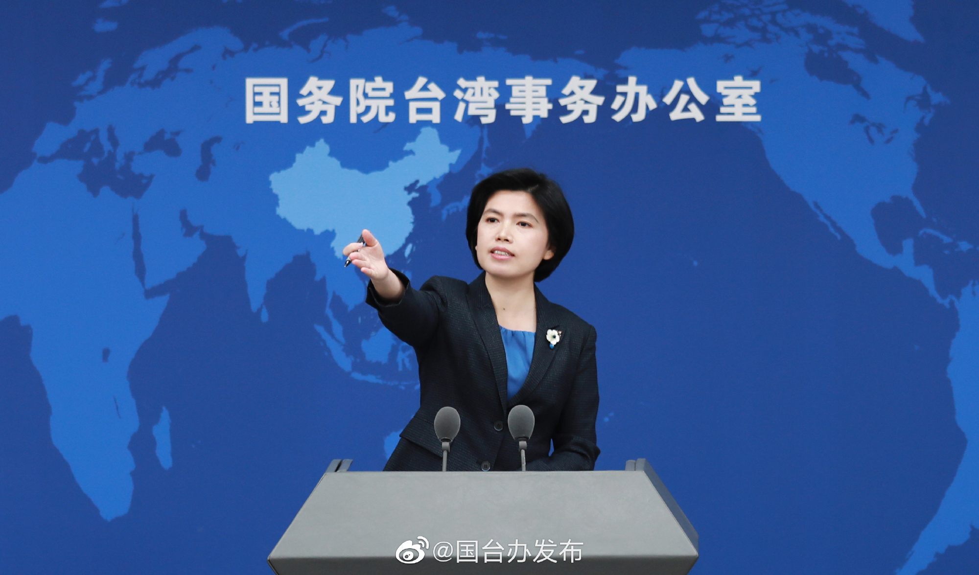 總統蔡英文日前前往空軍南部區域作戰管制中心視察，與飛行員通話時疑似出現解放軍聲音，國台辦回應了。（翻攝自國台辦發布微博）