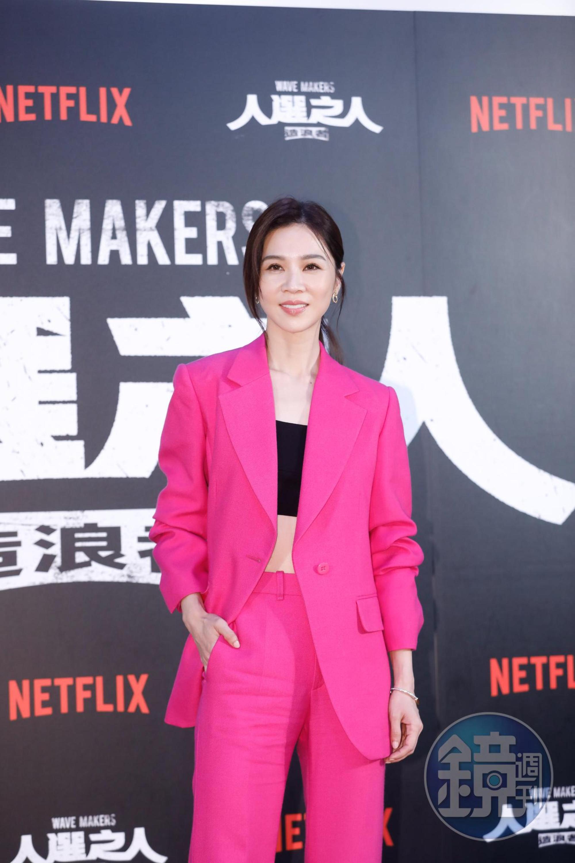 謝盈萱飾演政治幕僚,多重身分挑戰十足。