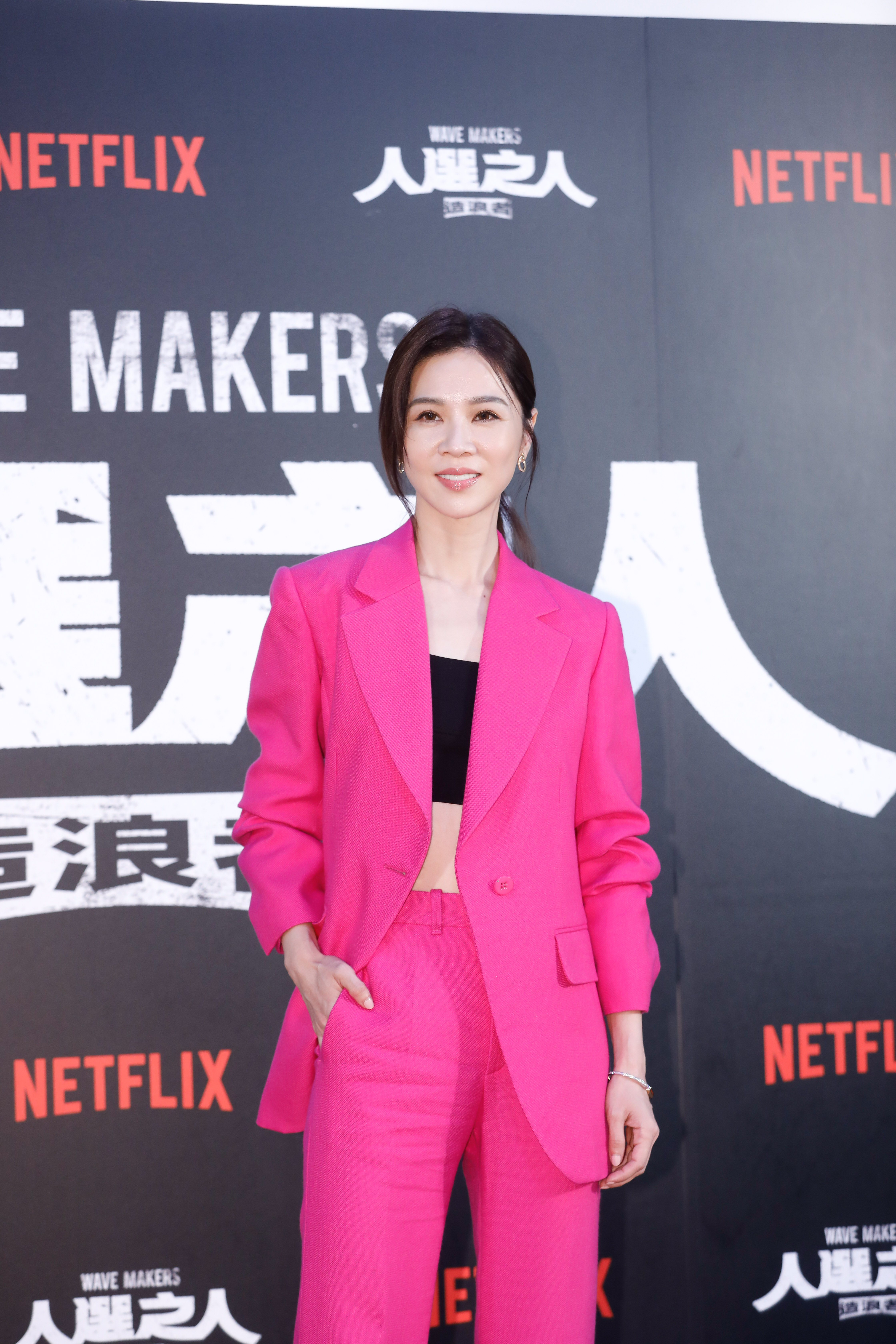 謝盈萱飾演政治幕僚，多重身分挑戰十足。