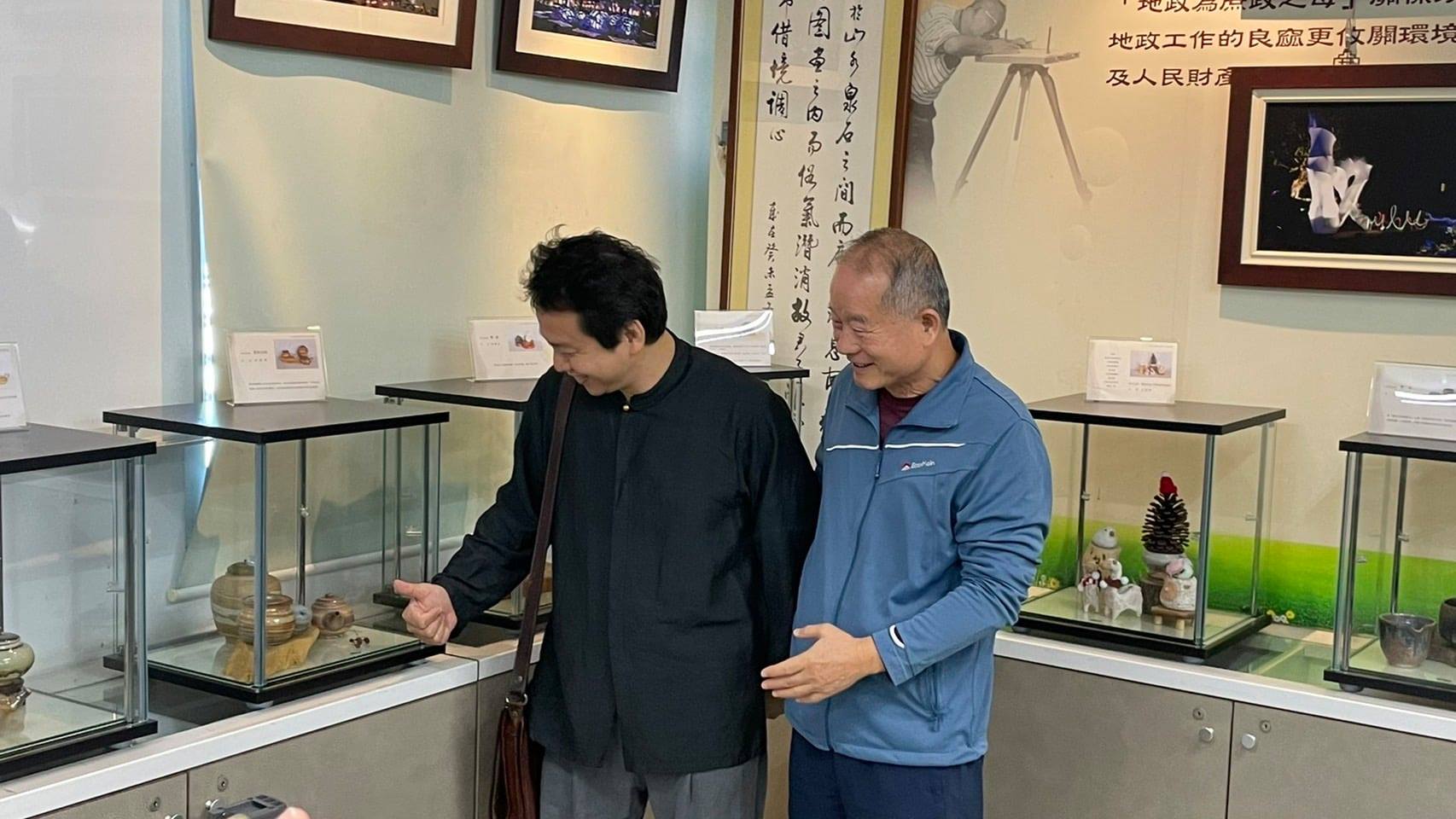 在洽公的地方能有一處空間,享受藝文時光。