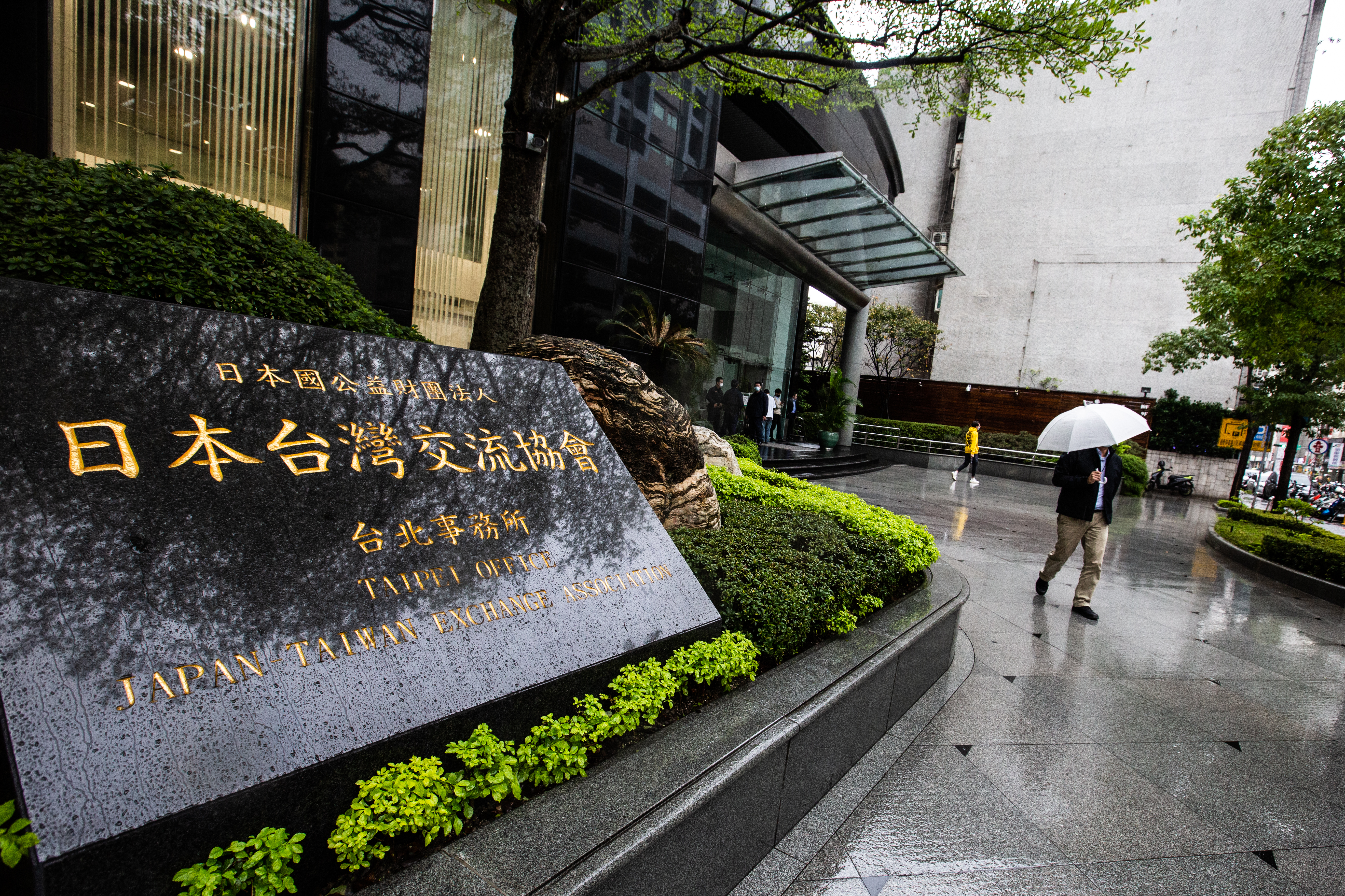 日本台灣交流協會釋出徵才公告，招募人員須具備日、英語溝通能力的家事服務人員，月薪只開出27,000元起。（本刊資料照）