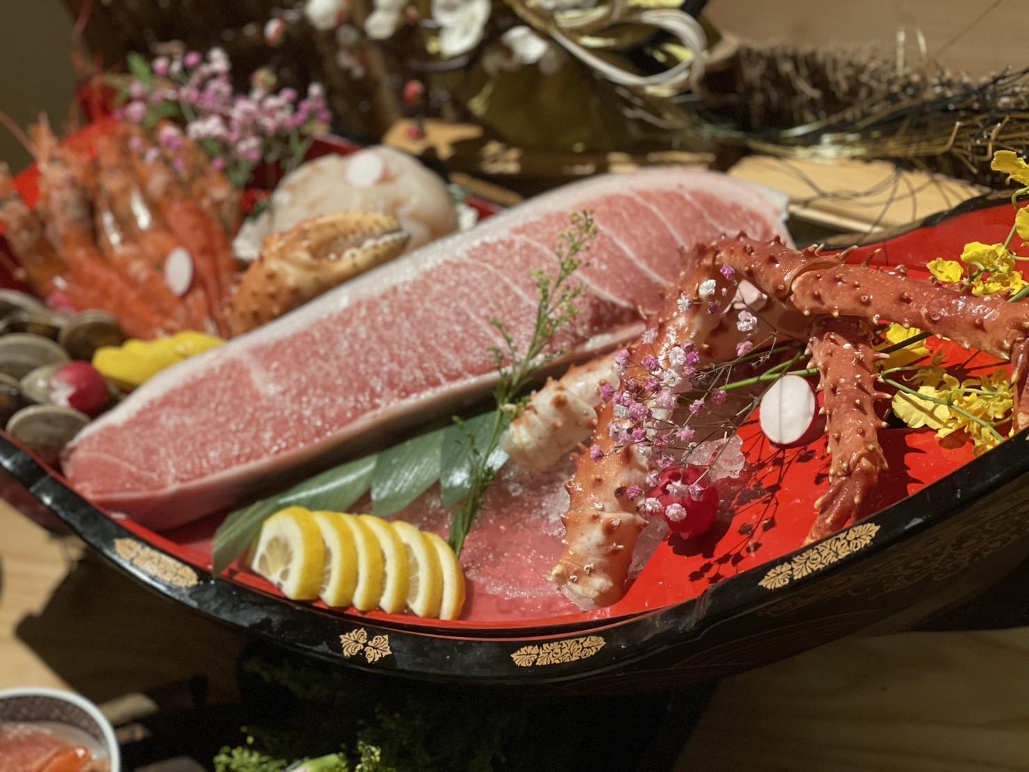 「日本橋海鮮丼辻半」選用被稱為「海中黑金」的黑鮪魚打造浮誇海鮮丼。(日本橋海鮮丼辻半提供)