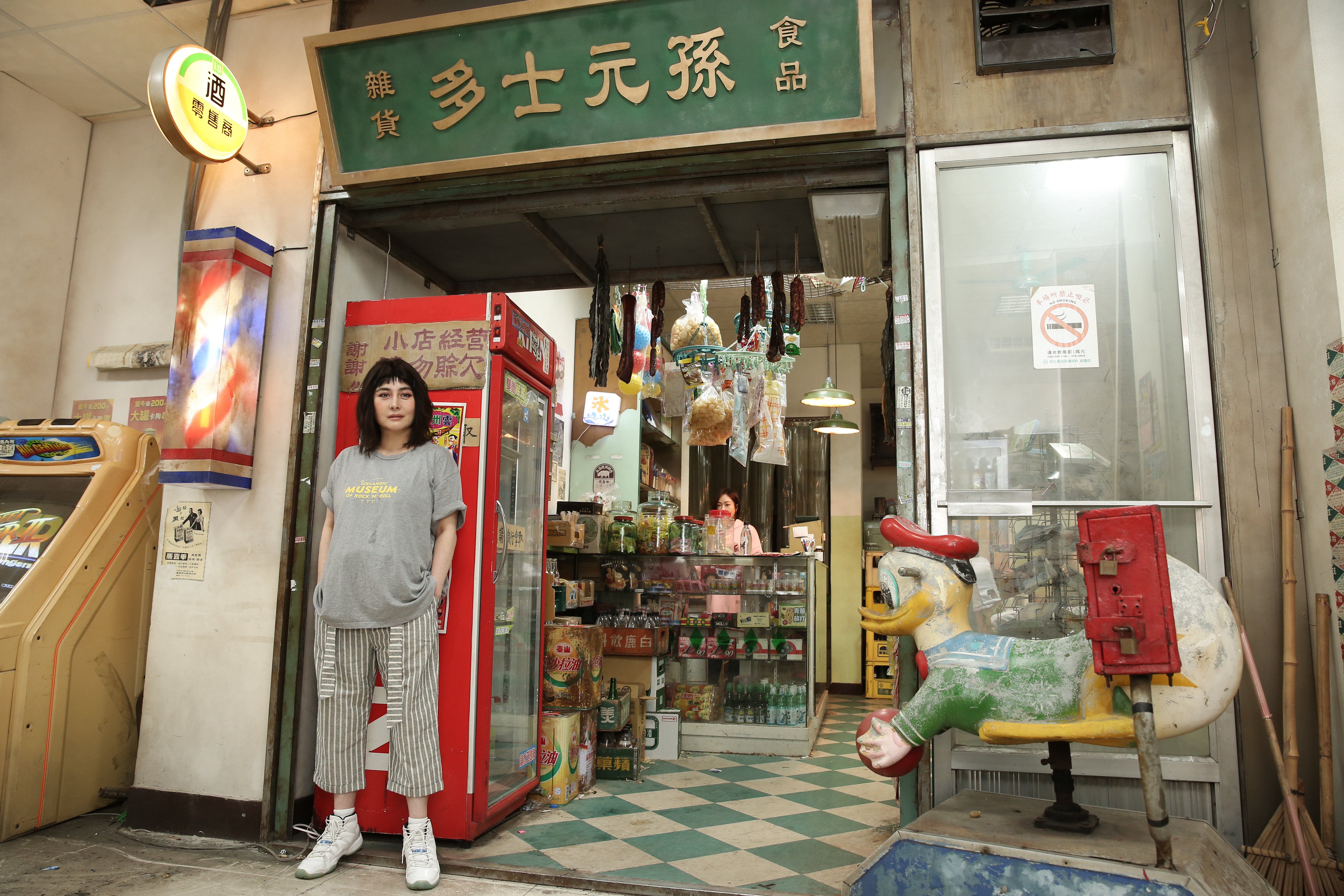 劇組在士林外事警察局搭建老式雜貨店場景，陳設相當有年代感。