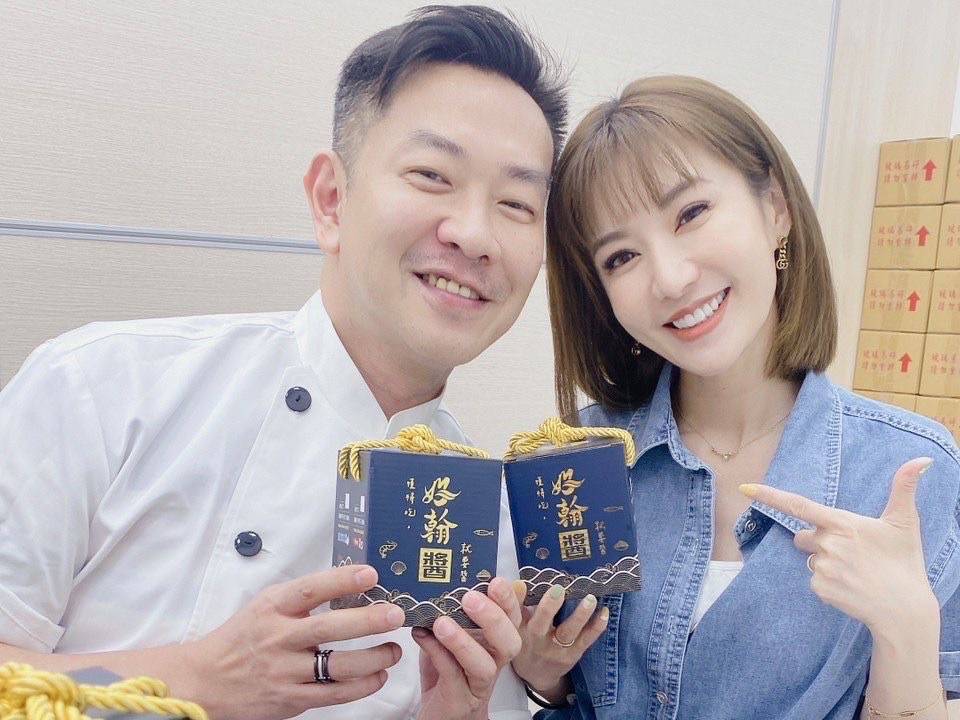 羅巧倫今情義相挺和江俊翰一起直播賣他的商品。（好翰醬提供）