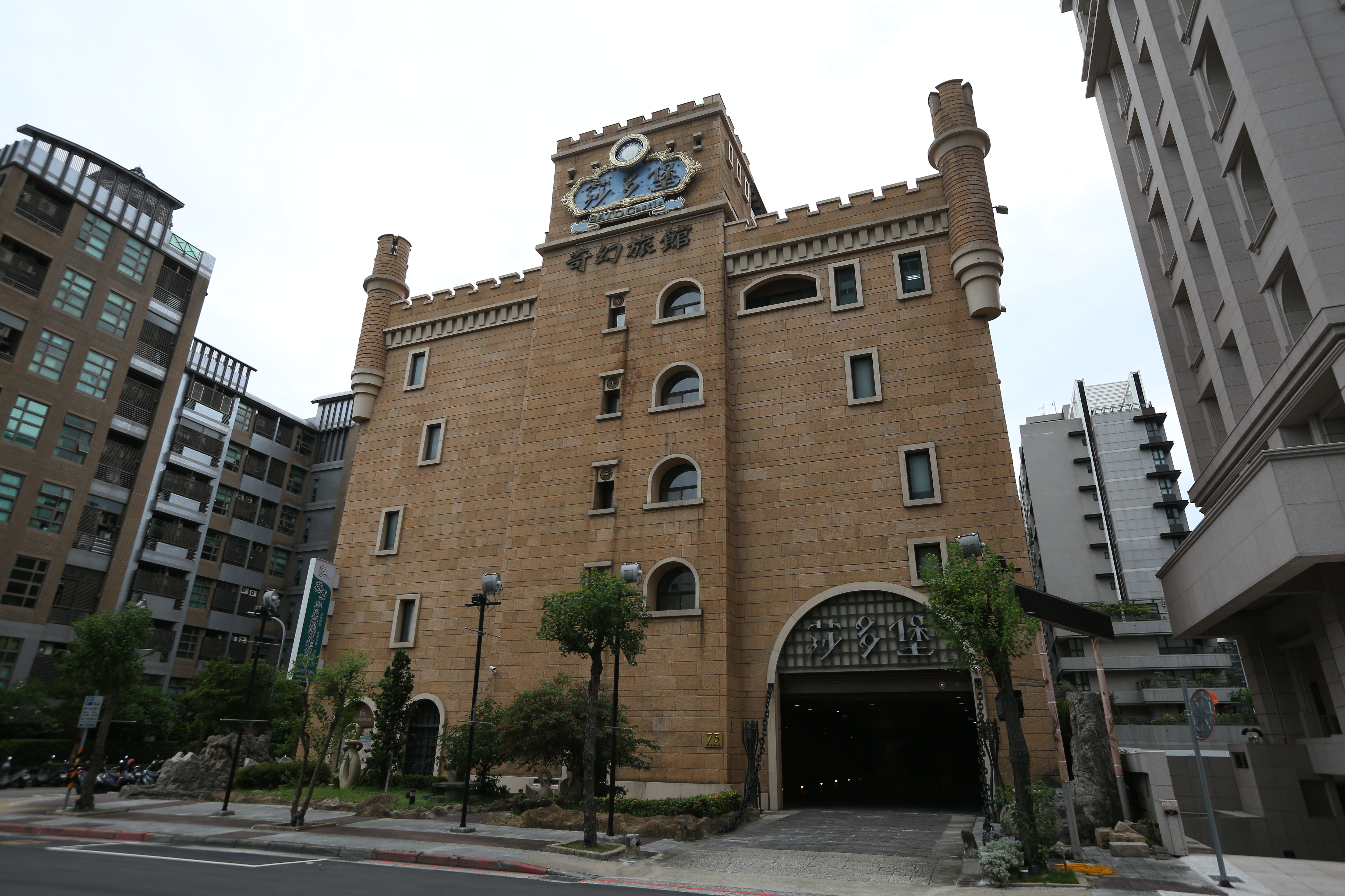 大直地標莎多堡土地被張王明香賣給不動產大戶良茂建設,疫情後土地又漲一波,該土地估值已超過30億。