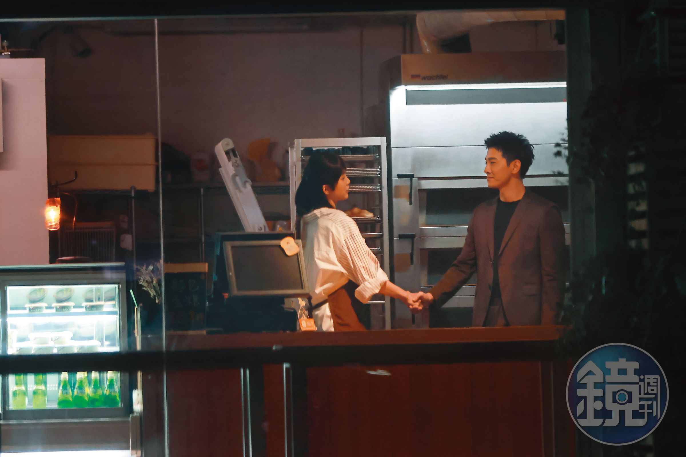 4/1 20:30 張立昂(右)現身新北市林口一家麵包店,和劉奕兒(左)拍攝三立新戲《鬼之執行長》。
