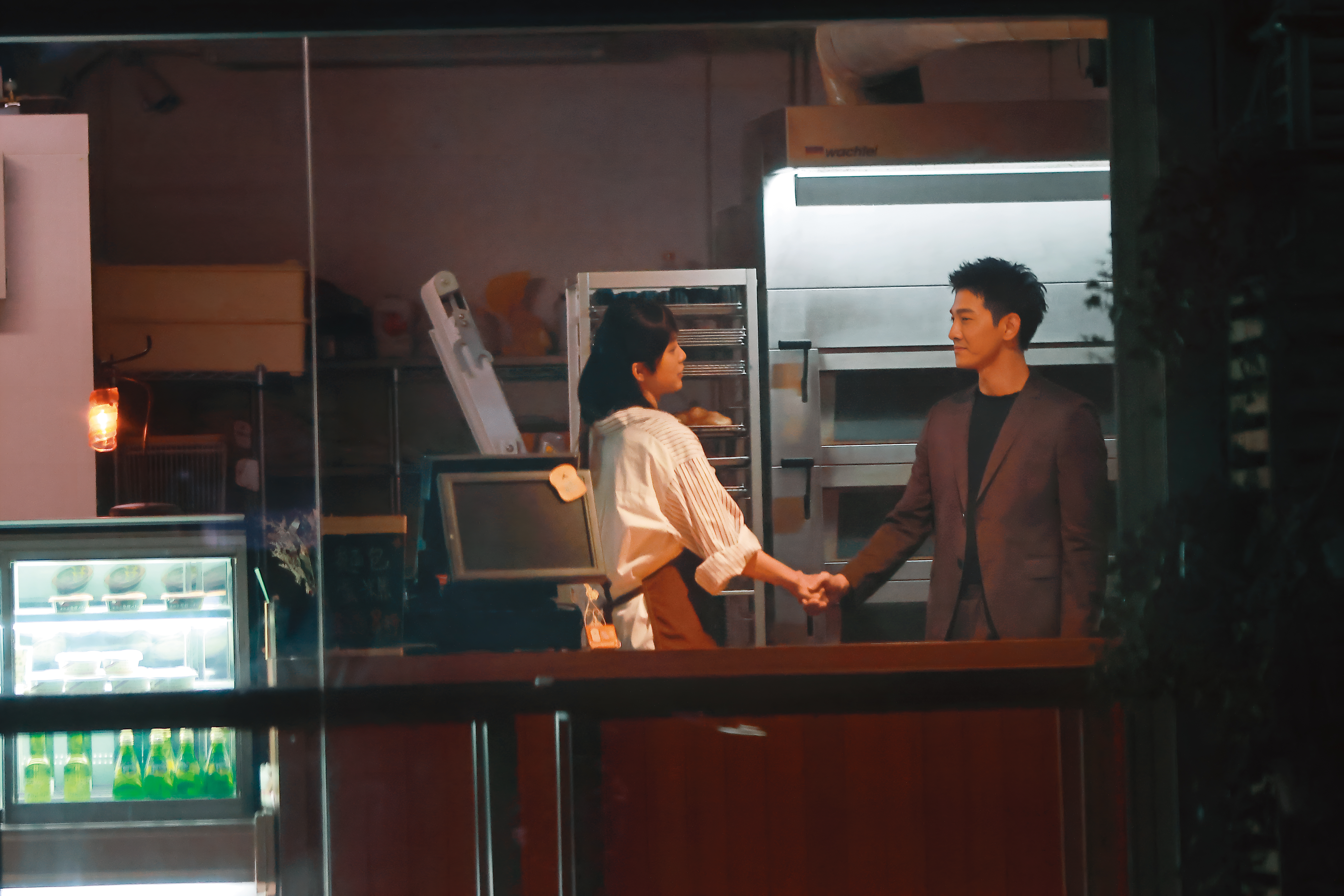 4/1 20：30 張立昂（右）現身新北市林口一家麵包店，和劉奕兒（左）拍攝三立新戲《鬼之執行長》。