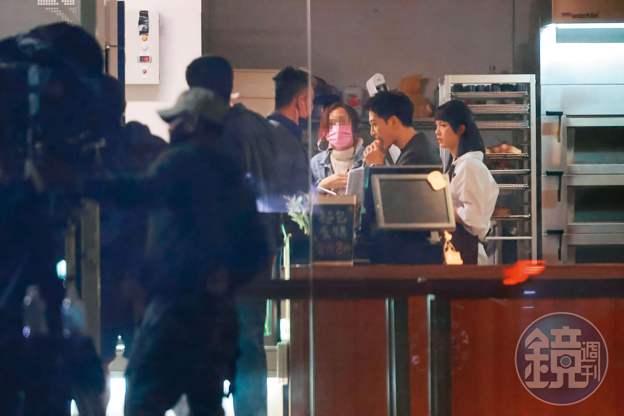 4/1 20:31 拍攝空檔,張立昂(右二)可能是真的餓了,忍不住吃起道具蝴蝶餅。