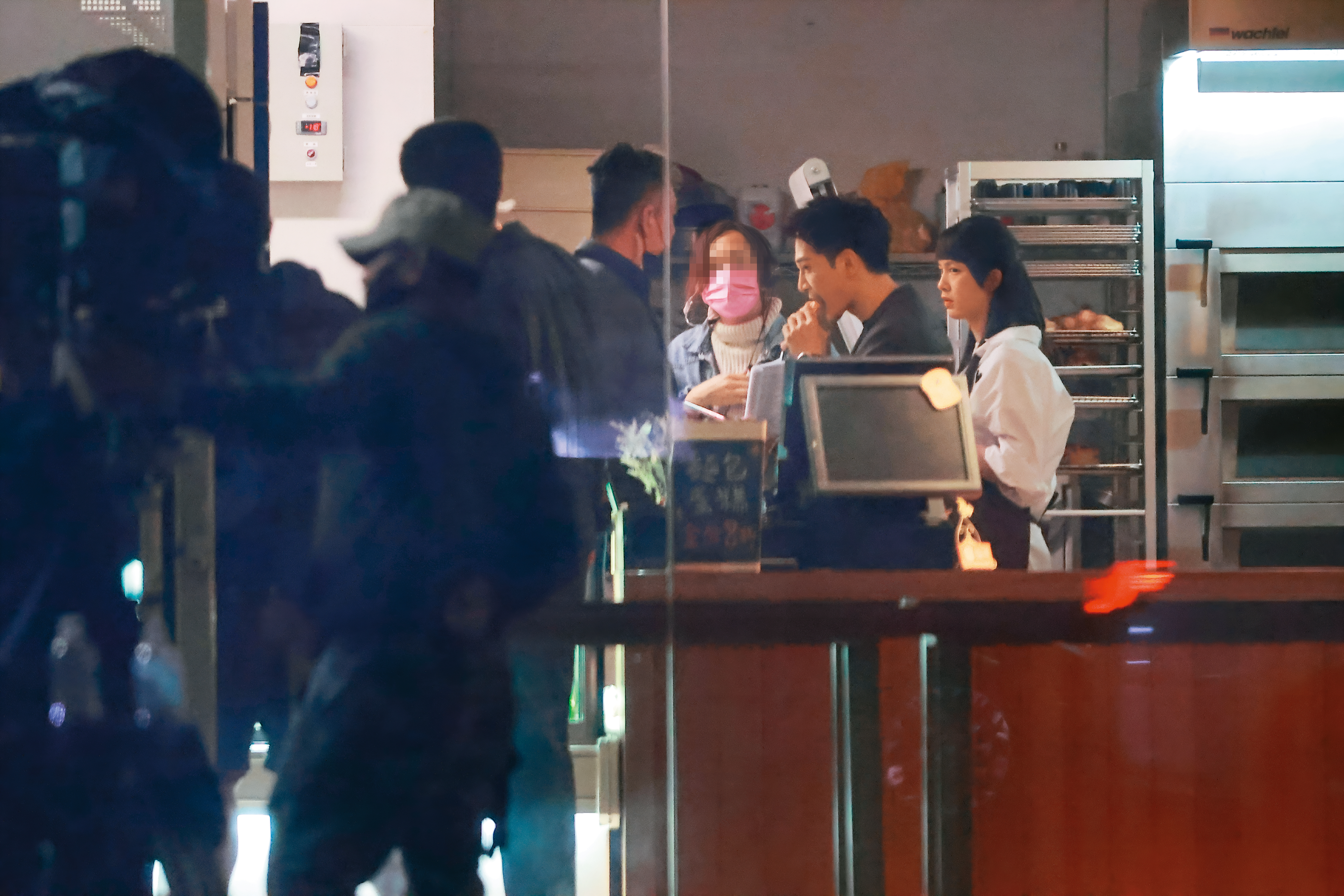 4/1 20：31 拍攝空檔，張立昂（右二）可能是真的餓了，忍不住吃起道具蝴蝶餅。