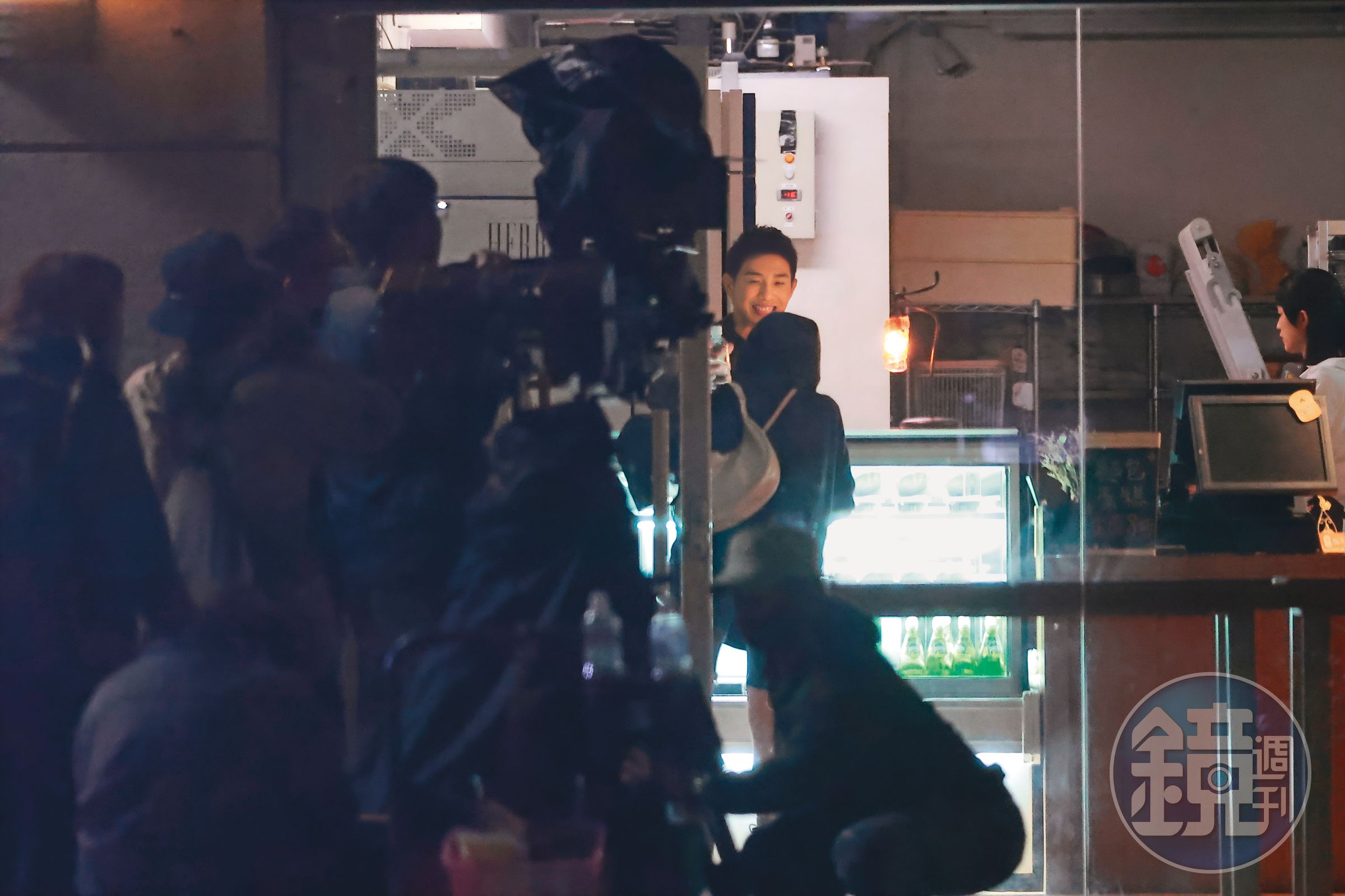 4/1 20:33 吃了幾口蝴蝶餅,張立昂不忘請工作人員檢視一下牙齒是否有殘渣。