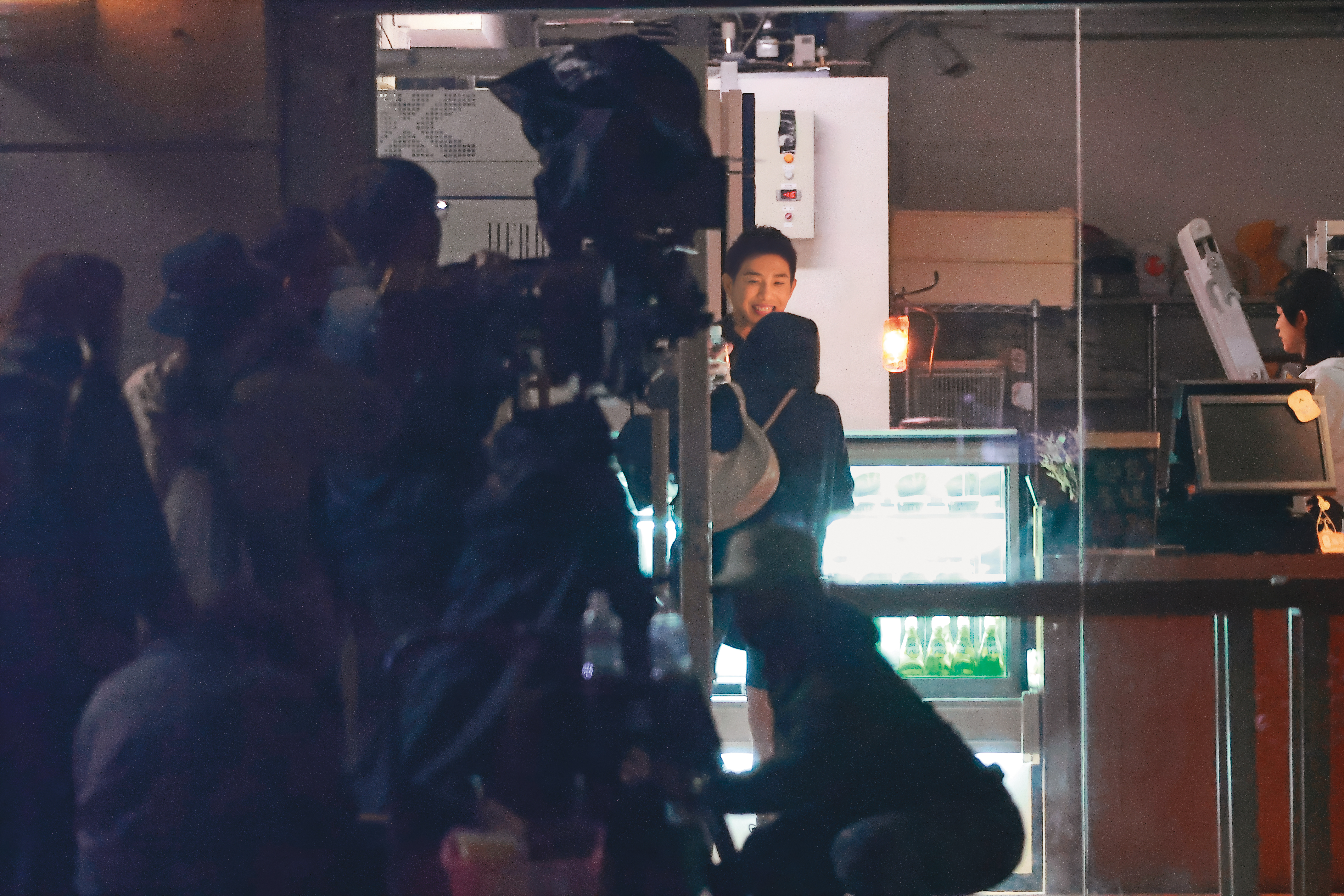 4/1 20：33 吃了幾口蝴蝶餅，張立昂不忘請工作人員檢視一下牙齒是否有殘渣。