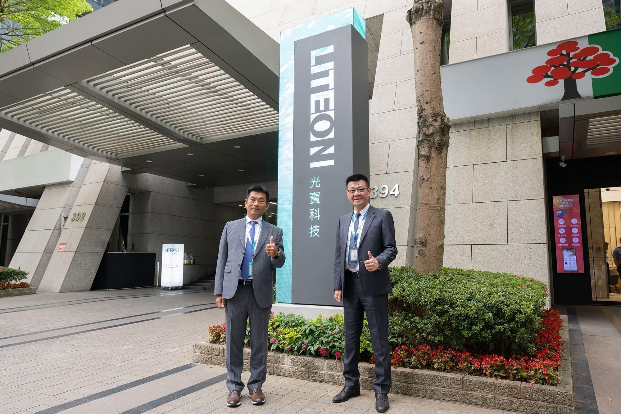 光寶科技(圖左為董事長宋明峰)啟用全新企業招牌,運用動態的海洋為元素,打造出內湖科技園區第一座LED動態招牌。(光寶提供)