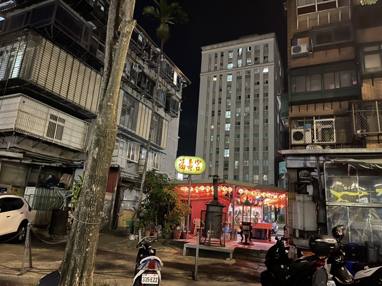 福壽宮緊鄰忠孝東路商辦大樓。(讀者提供)