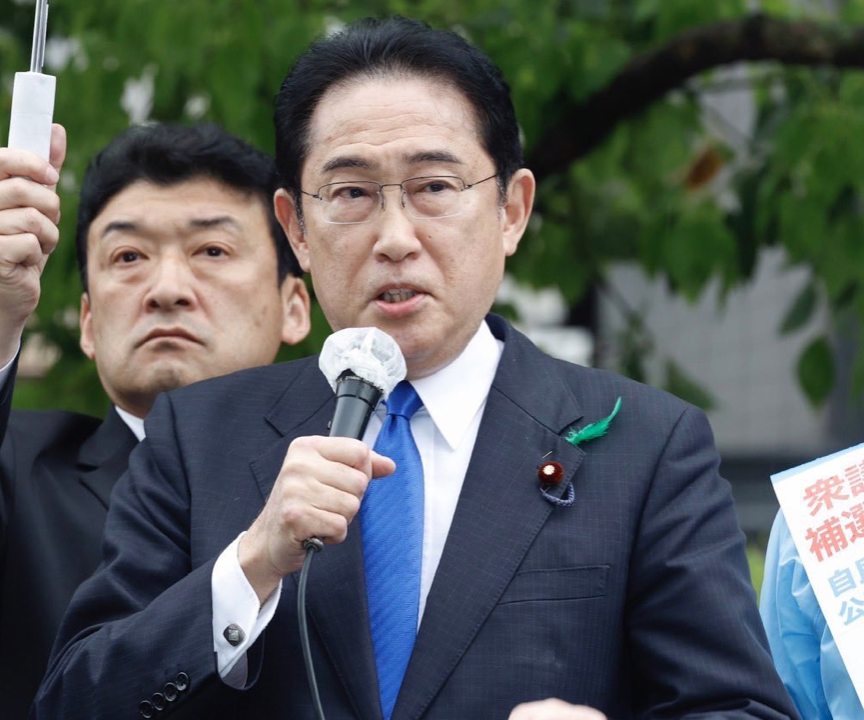 日本首相岸田文雄今(15)前往和歌山市助選,在街頭演講期間,現場突傳爆炸聲。(翻攝岸田文雄推特)