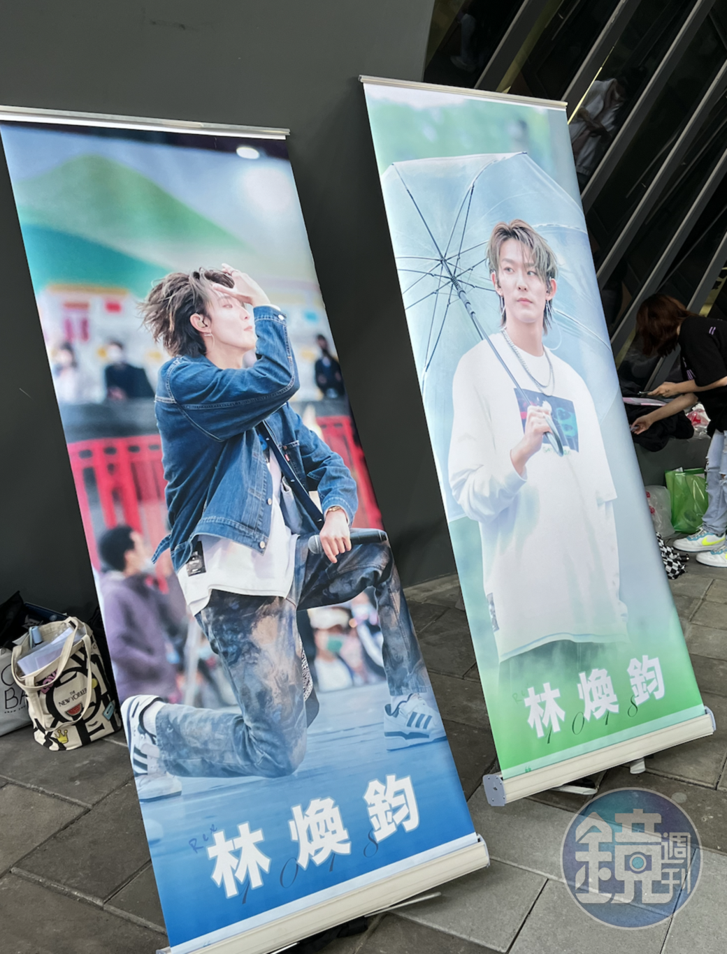 為了Ozone專場演出,粉絲準備立牌、旗幟到現場應援。