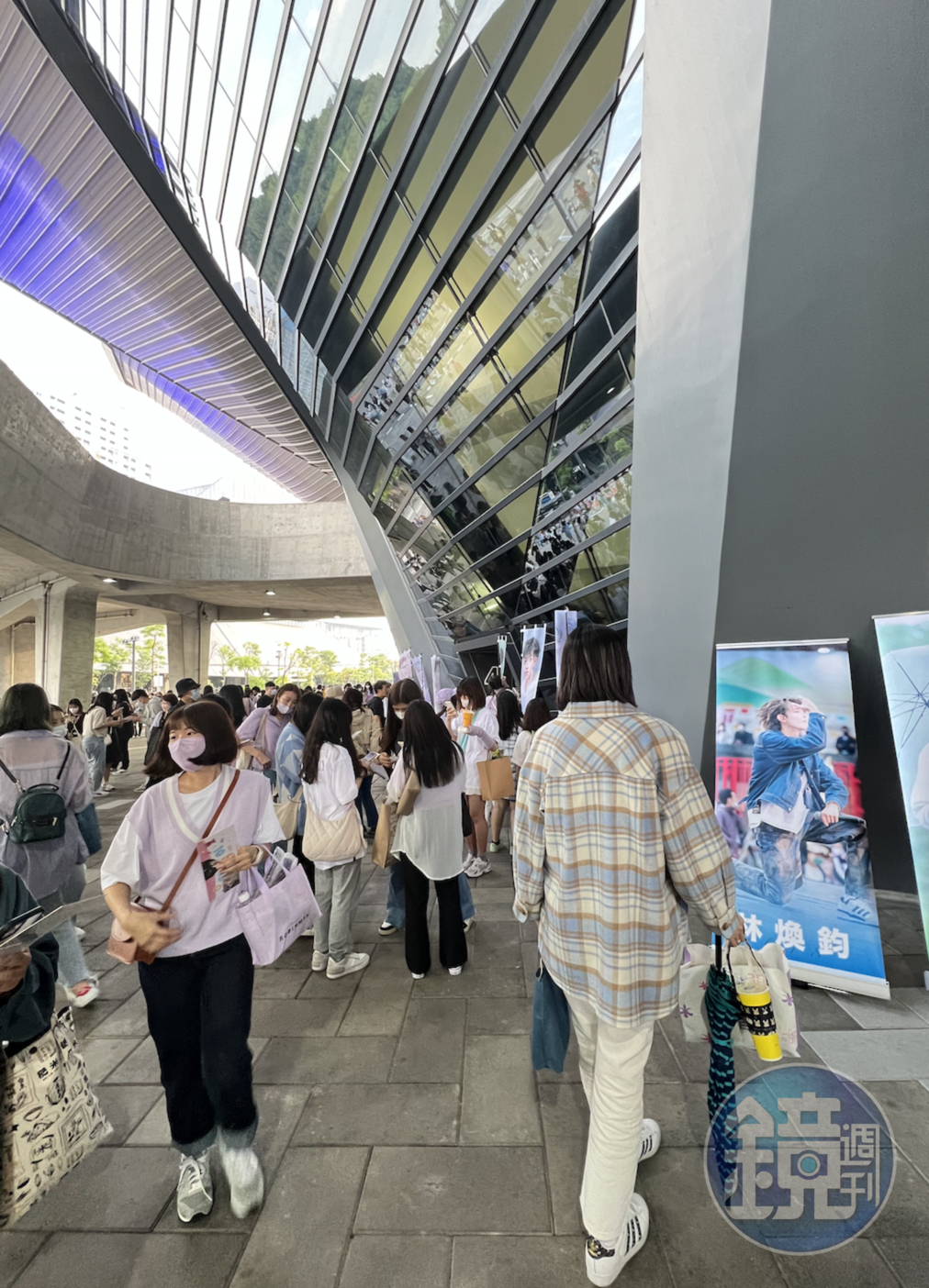 下午4點左右,台北流行音樂中心外的廣場已經滿滿都是Ozone粉絲。