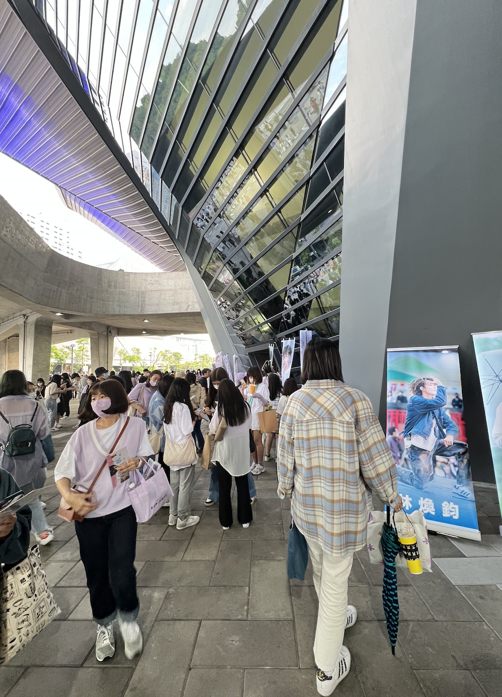 下午4點左右，台北流行音樂中心外的廣場已經滿滿都是Ozone粉絲。
