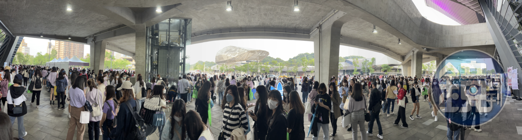 下午4點左右,台北流行音樂中心外的廣場已經滿滿都是Ozone粉絲。