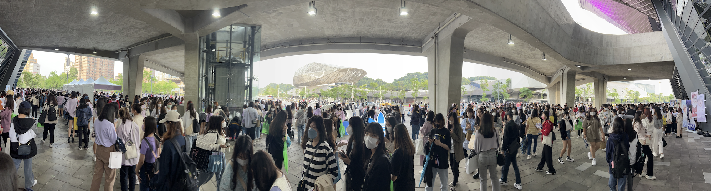 下午4點左右，台北流行音樂中心外的廣場已經滿滿都是Ozone粉絲。