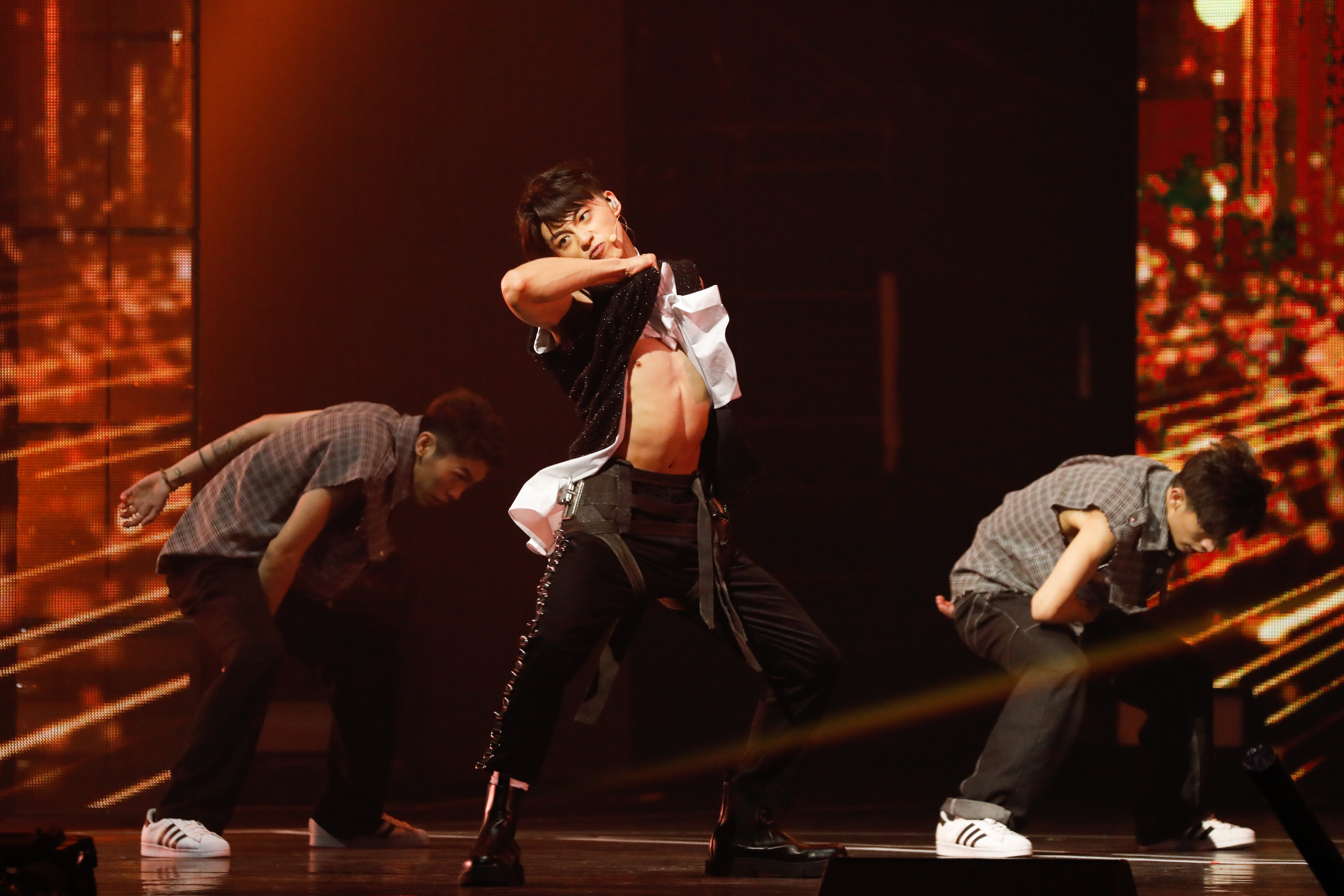 黃文廷毫不吝嗇大展健身成果，露出訓練有成的二頭肌和精實的六塊腹肌，讓所有觀眾大飽眼福。