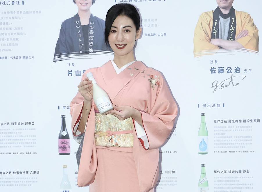 大久保麻梨子身著百萬櫻花色和服造型出席台北國際酒展。(和心酒藏)