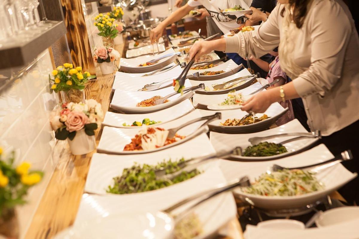 餐廳飯店祭出限溫令，用餐時段控制在22～24度。（示意圖，翻攝Pexels）