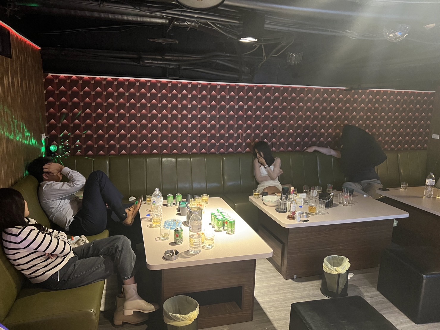 台北市警方掃蕩黑幫經營的地下酒店，發現有未成年少女從事色情陪酒。（台北市刑警大隊提供）