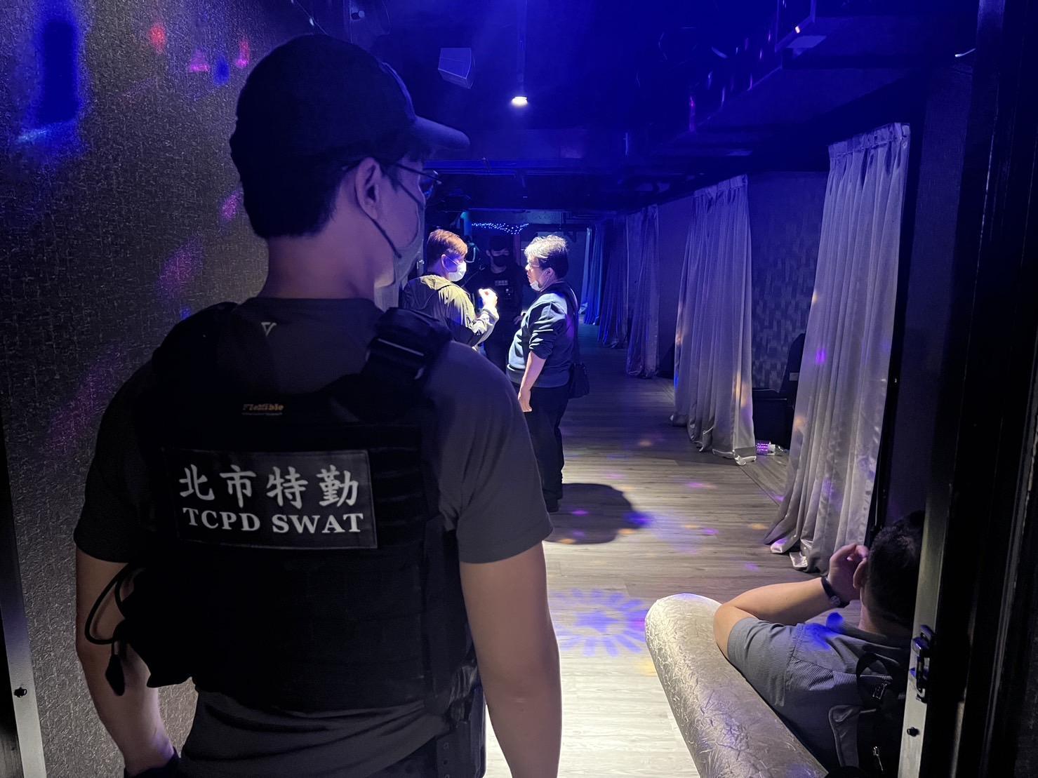 警方壓制現場負責幹部，並溯源逮捕幕後主使竹聯幫寶和會林姓會長。（台北市刑警大隊提供）